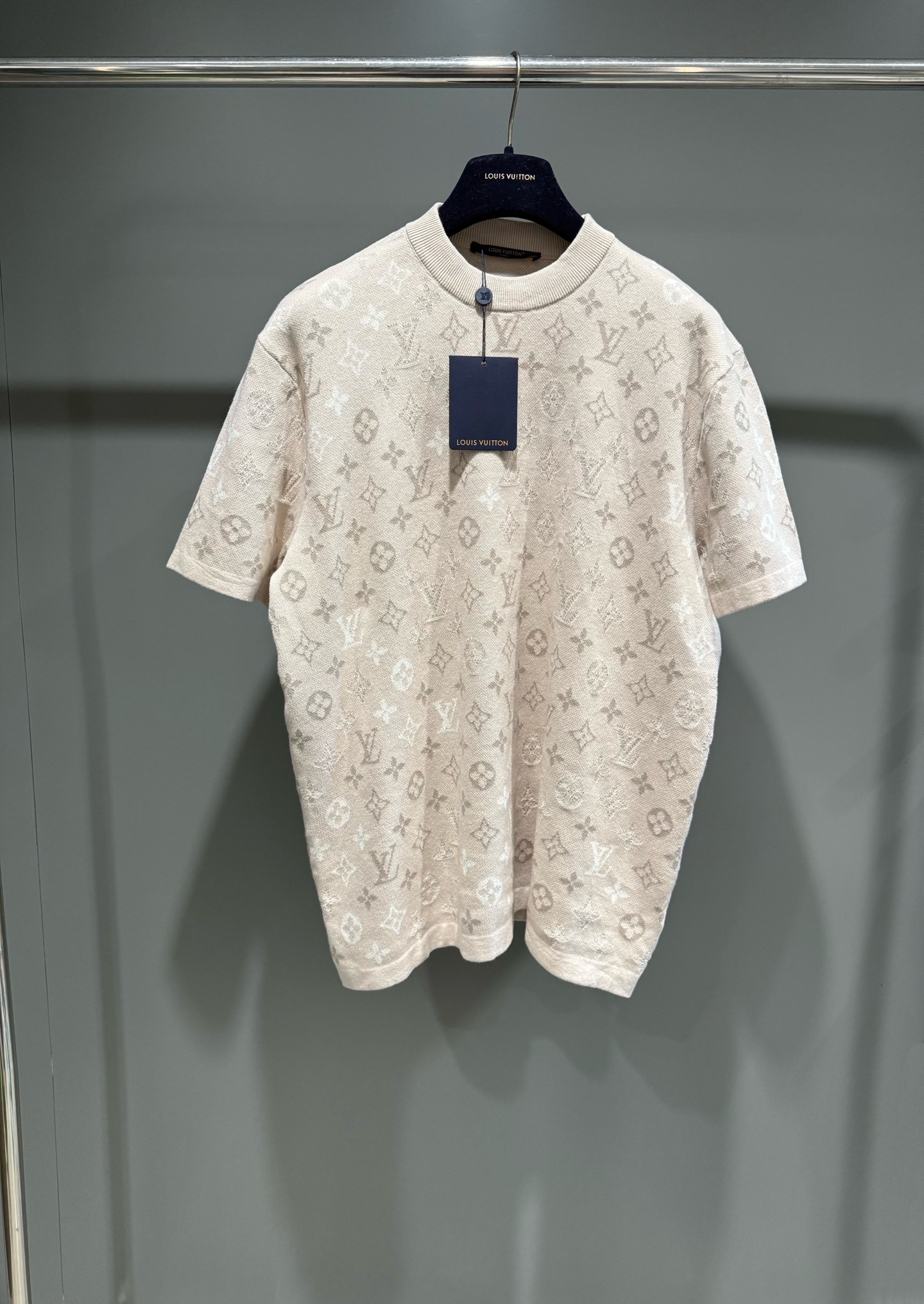 NO:637389,Lujia’s 25th autumn and winter new MONOGRAM short-sleeved crew neck shirt. This short-sleeved crew neck shirt is made of cotton and is fully decorated with Monogram Surplus jacquard pattern. The camouflage style logo, subtle color changes, and full of luster. The classic color matching makes it easy to wear, and the sophisticated style can add the finishing touch to daily looks., Louis Vuitton-clothing, louis vuitton, louis vuitton, louis vuitton, T-shirt, alexander wang19860909驴家25秋冬新款MONOGRAM 短袖圆领衫此款短袖圆领衫为棉质衣身满饰 Monogram Surplus 提花图案.迷彩风格的标识,色调变幻微妙,富有光泽感.经典配色实现轻松穿搭,考究型格可为日常造型注入点睛之笔.,路易威登-服装,louis vuitton,louis vuitton,louis vuitton,T-shirt,alexander wang,Women's clothing