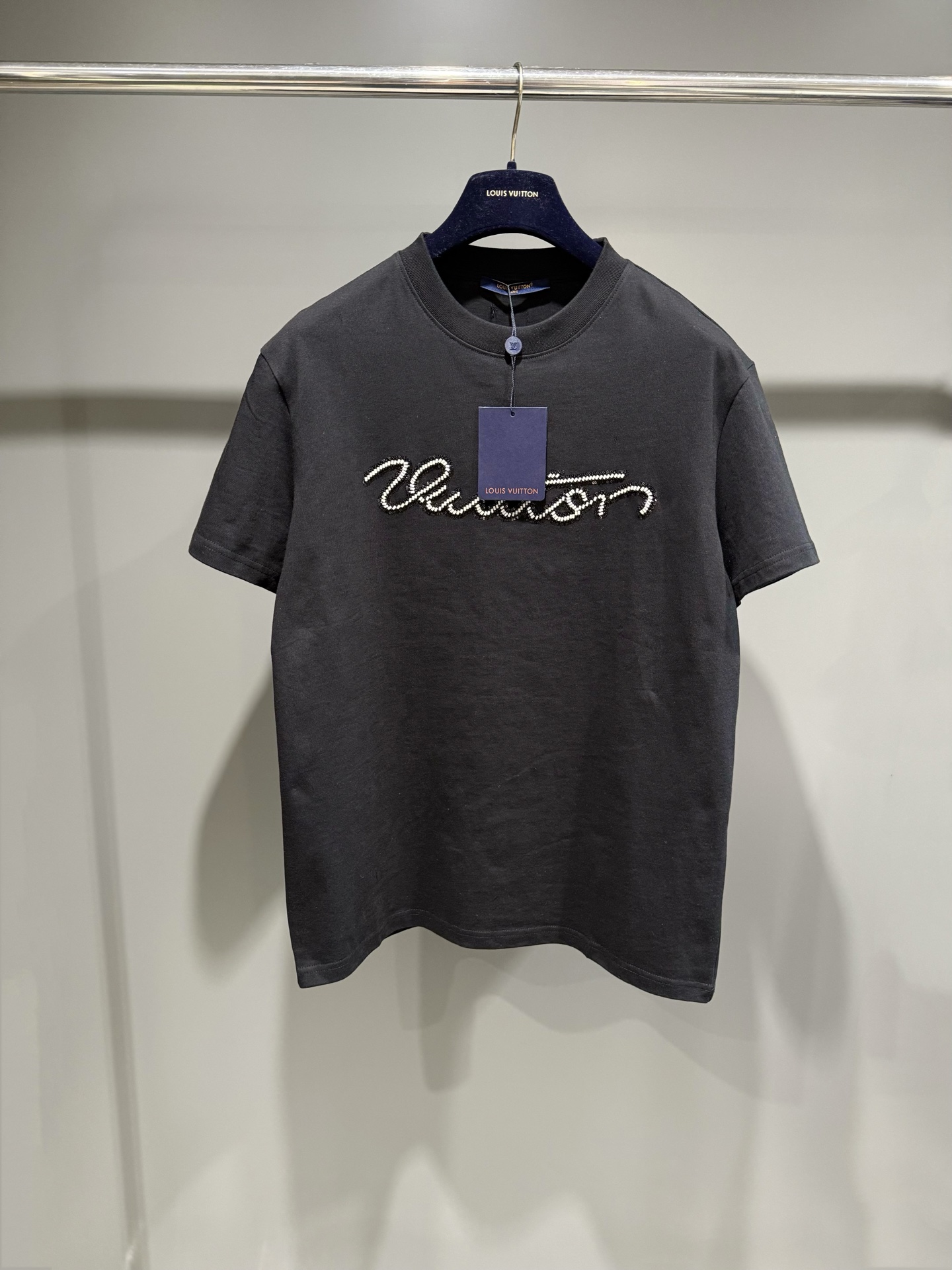 NO:637395,Lujia 25 new autumn and winter decorative short-sleeved T-shirt. This T-shirt is a daily staple style for men. It is made of high-quality cotton, with beaded embroidery technology on the chest to outline the handwritten word Vuitton. The Marque L.Vuitton Déposée woven label on the back highlights the brand imprint., Louis Vuitton-clothing, louis vuitton, louis vuitton, louis vuitton, T-shirt, alexander wang19860909驴家25秋冬新款装饰短袖 T 恤这款 T 恤是男士日常常备款式.它由优质棉料制成,胸前以珠饰刺绣工艺勾勒出手写体 Vuitton 字样.背面的 Marque L.Vuitton Déposée 梭织标签彰显品牌印记.,路易威登-服装,louis vuitton,louis vuitton,louis vuitton,T-shirt,alexander wang,Women's clothing