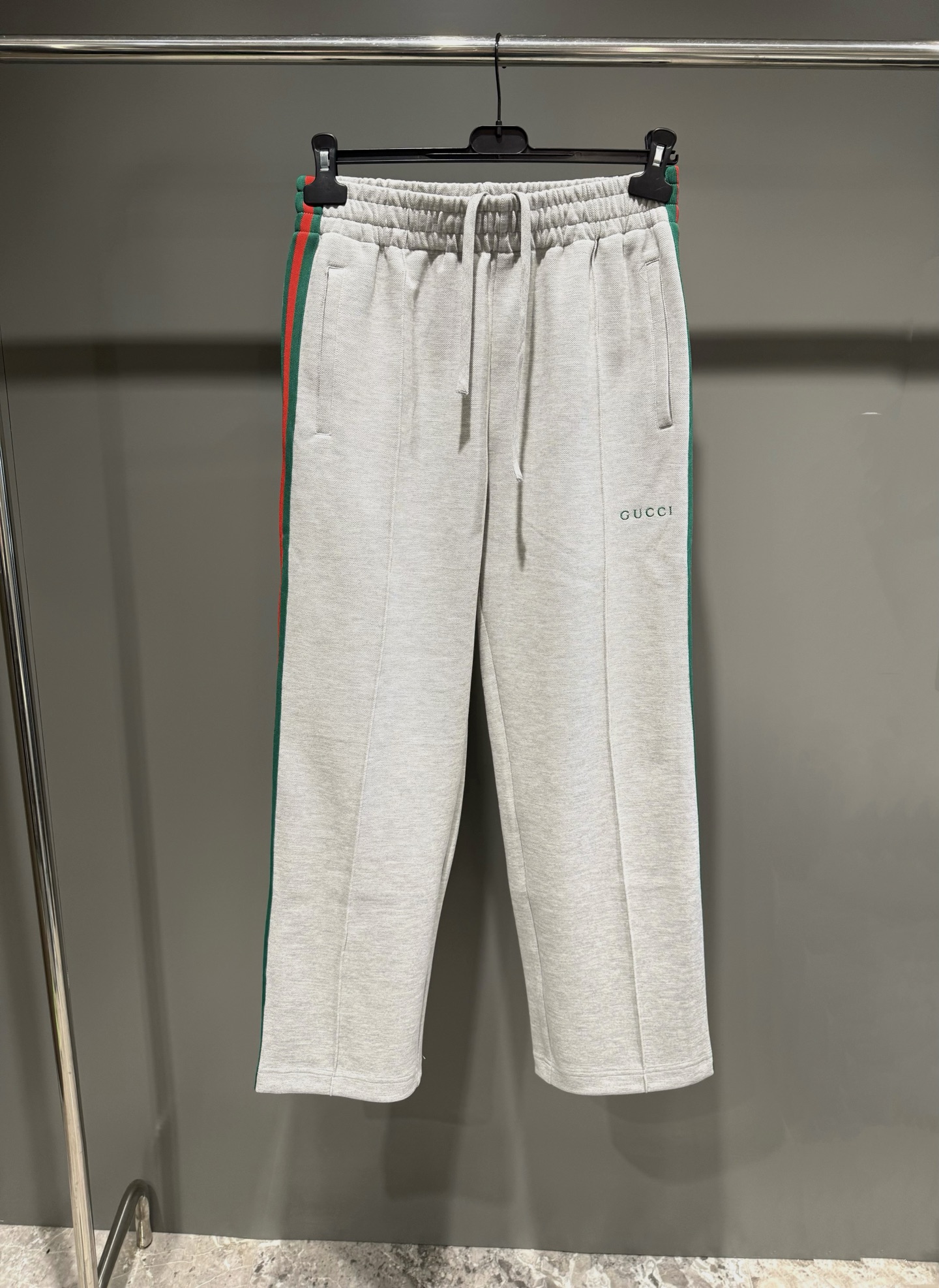 NO:637393,Gjia high version 25 new autumn and winter cotton striped casual trousers, overall casual fit, with striped splicing on the side, men's style, Gucci-clothing, gucci, gucci, alexander wang19860909G家高版本25秋冬新款棉质条纹休闲长裤 ,整体休闲版型 ,侧面带有条纹拼接 ,男款,古驰-服装,gucci,gucci,alexander wang,Women's clothing