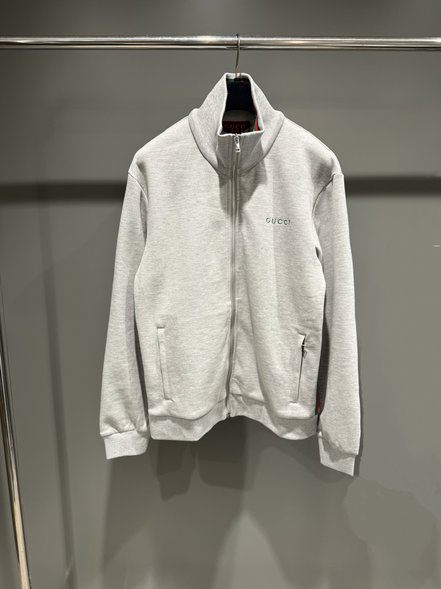 NO:637396,G's high version 25 new autumn and winter cotton striped high collar jacket, with an overall casual fit and striped splicing on the side!  ,Gucci-clothing,gucci,gucci,jackets & coats,jackets & coats,alexander wang19860909G家高版本25秋冬新款棉质条纹高立领夹克外套,整体休闲版型 ,侧面带有条纹拼接 ！,古驰-服装,gucci,gucci,jackets & coats,jackets & coats,alexander wang,Women's clothing