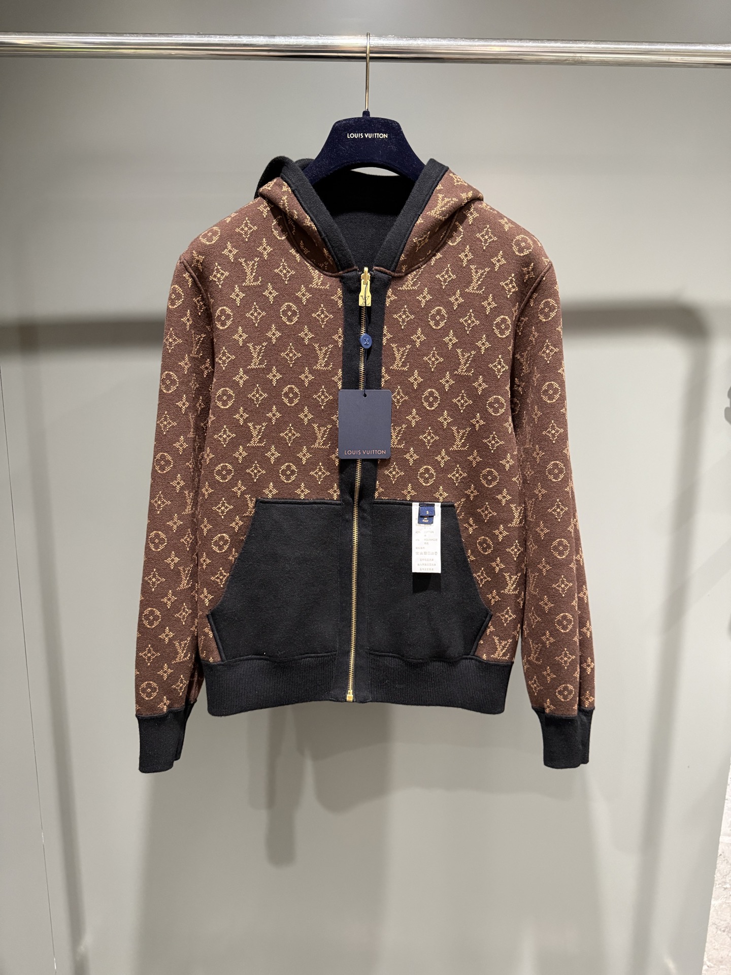 NO:637392,Lujia’s 25th autumn and winter new MONOGRAM double-sided hooded tunic jacket. This double-sided hooded tunic jacket is made of warm cotton-wool blend double-sided knitted fabric. One side is in classic colors, with contrasting LV lettering appliqués on the pockets; the other side is rich Monogram jacquard, which adds a touch of elegance. It can be layered with jackets or worn as a coat in warm weather., Louis Vuitton-clothing, louis vuitton, louis vuitton, louis  vuitton,louis vuitton,jackets & coats,jackets & coats,hats,alexander wang19860909驴家25秋冬新款MONOGRAM 双面连帽束腰夹克这款双面连帽束腰夹克采用温暖的棉毛混纺双面针织面料制成.一面为经典色调,口袋点缀撞色 LV 字母嵌花；另一面为浓郁 Monogram 提花,再添考究一笔.可与夹克叠搭,亦可在温暖天气作为外套穿着.,路易威登-服装,louis vuitton,louis vuitton,louis vuitton,louis vuitton,jackets & coats,jackets & coats,hats,alexander wang,Women's clothing