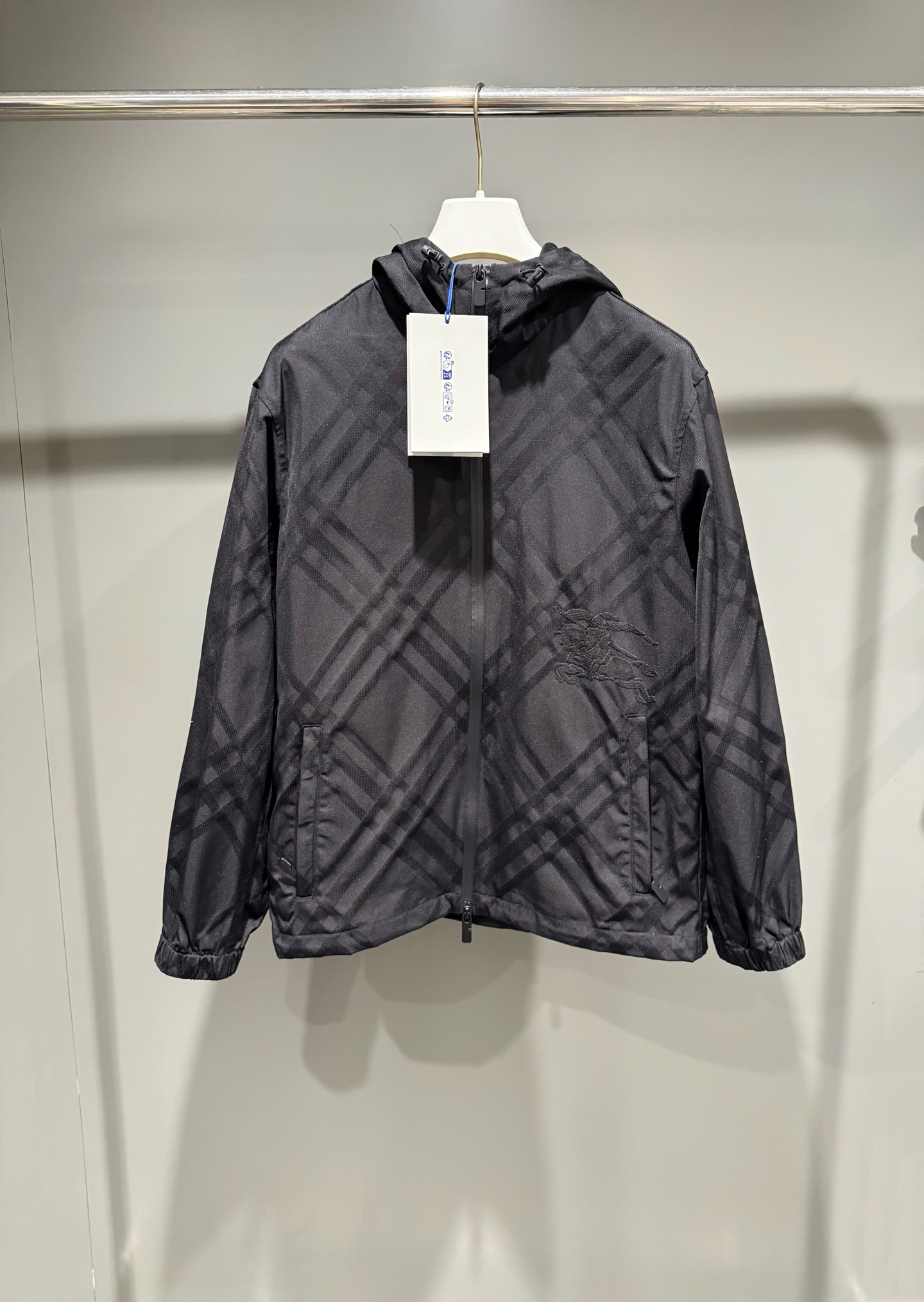 NO:637390,Burberry high version 25 new striped hooded jacket. This hooded jacket has a striped design and a classic logo on the pocket. Burberry-clothing,burberry,jackets & coats,jackets & coats,hats,alexander wang19860909巴宝莉高版本25新款条纹连帽夹克外套 本款连帽夹克条纹设计 口袋出带有经典徽标,博柏利-服装,burberry,jackets & coats,jackets & coats,hats,alexander wang,Women's clothing