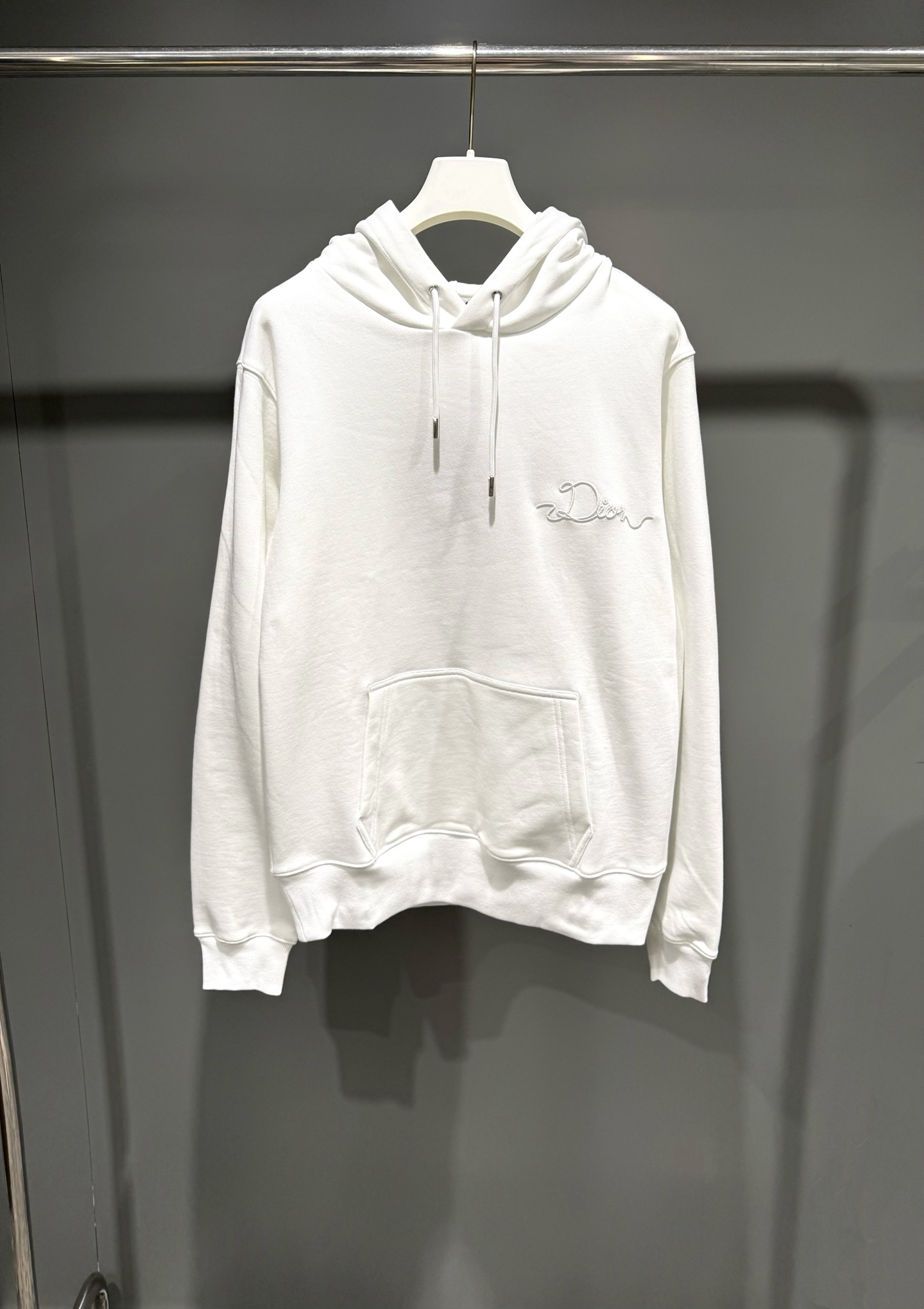 NO:637398,Dior's new 26 early spring hooded fleece sweatshirt. Cotton fleece fabric with Dior Ribbon logo. This hooded sweatshirt is a new product in the 2026 spring men's wear series. It is decorated with the Dior Ribbon logo to pay tribute to the exquisite craftsmanship of the Dior workshop. It is carefully made of dark gray cotton fleece fabric, decorated with kangaroo pockets, with ribbed cuffs and hem. Casual silhouette, Dior - clothing, dior, dior, hats, alexander wang19860909迪奥26早春新款连帽加绒运动衫 棉质起绒面料 Dior Ribbon 标志这款连帽运动衫是二零二六春季男装系列新品,饰以 Dior Ribbon 标志,向 Dior 工坊的精湛工艺致敬.采用深灰色棉质起绒面料精心制作,饰以袋鼠式口袋,搭配罗纹袖口和底边.休闲廓形,迪奥-服装,dior,dior,hats,alexander wang,Women's clothing