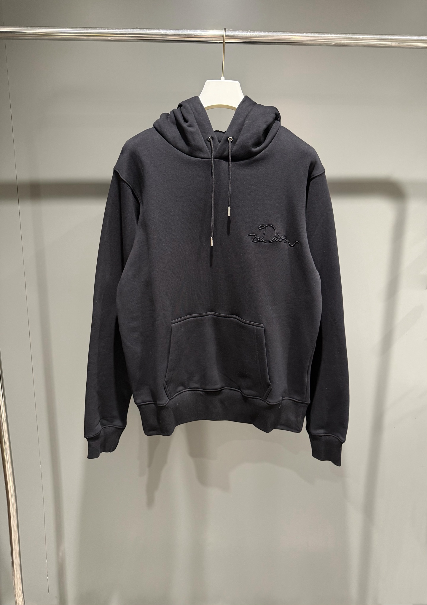 NO:637399,Dior 26 new early spring hooded sweatshirt cotton fleece fabric Dior Ribbon logo This hooded sweatshirt is a new product of the 2026 spring men's wear series, decorated with the Dior Ribbon logo, paying tribute to the exquisite craftsmanship of the Dior workshop. It is carefully made of dark gray cotton fleece fabric, decorated with kangaroo pockets, with ribbed cuffs and hem. Casual silhouette, Dior-clothing, dior, dior, hats, alexander wang19860909迪奥26早春新款加绒连帽运动衫 棉质起绒面料 Dior Ribbon 标志这款连帽运动衫是二零二六春季男装系列新品,饰以 Dior Ribbon 标志,向 Dior 工坊的精湛工艺致敬.采用深灰色棉质起绒面料精心制作,饰以袋鼠式口袋,搭配罗纹袖口和底边.休闲廓形,迪奥-服装,dior,dior,hats,alexander wang,Women's clothing