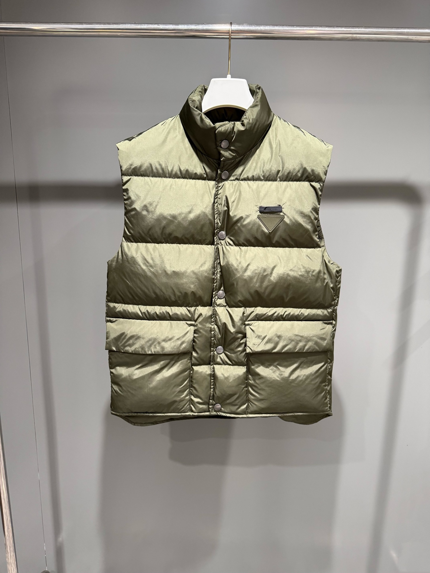 NO:637401,Prada 25 new autumn and winter Re-Nylon vest. This sports-style multi-functional vest is made of Re-Nylon regenerated nylon fabric and is padded. Modern and practical detailed design, decorated with the iconic enameled metal triangle logo., Prada - Clothing, prada, alexander wang19860909普拉达25秋冬新款Re-Nylon 背心此款运动风格多功能背心采用Re-Nylon再生尼龙面料,设有填充.现代且实用的细节设计,饰有标志性的涂珐琅金属三角形徽标.,普拉达-服装,prada,alexander wang,Women's clothing