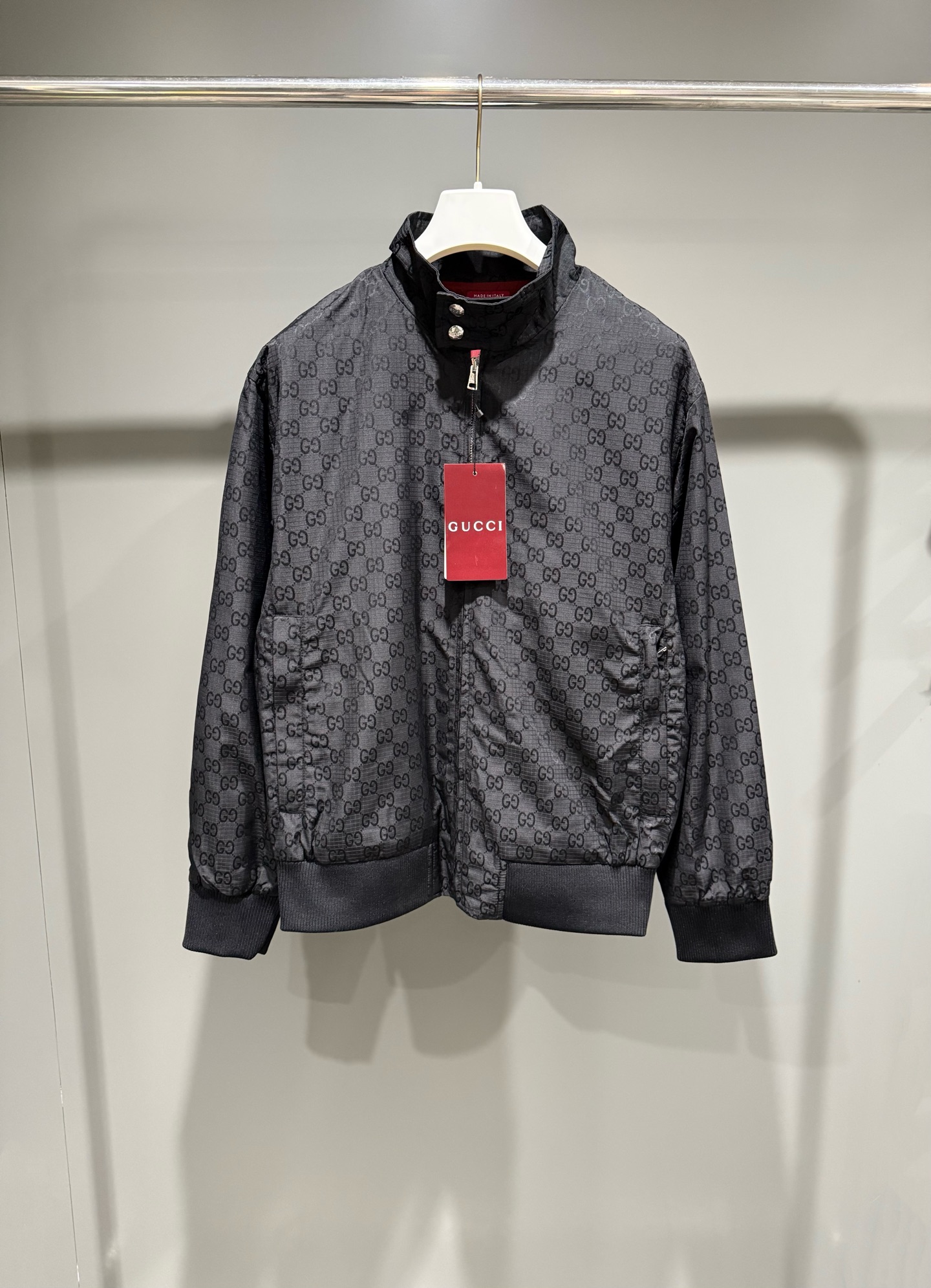 NO:637403,G's 25 new GG plaid zipper jacket. This series uses a variety of fabric techniques to interpret the iconic GG elements, presenting a rich visual hierarchy. This zipper jacket is made of dark blue GG polyester fiber plaid cloth, with a quilted lining to create a crisp silhouette and a comfortable experience., Gucci - Clothing, gucci, gucci, jackets & coats, alexander wang19860909G家25新款GG格子布拉链夹克本系列选用多种织物工艺诠释标志性GG元素,呈现丰富视觉层次.这款拉链夹克甄选深蓝色GG聚酯纤维格子布制作,搭配绗缝衬里,打造挺括廓形,成就舒适体验.,古驰-服装,gucci,gucci,jackets & coats,alexander wang,Women's clothing