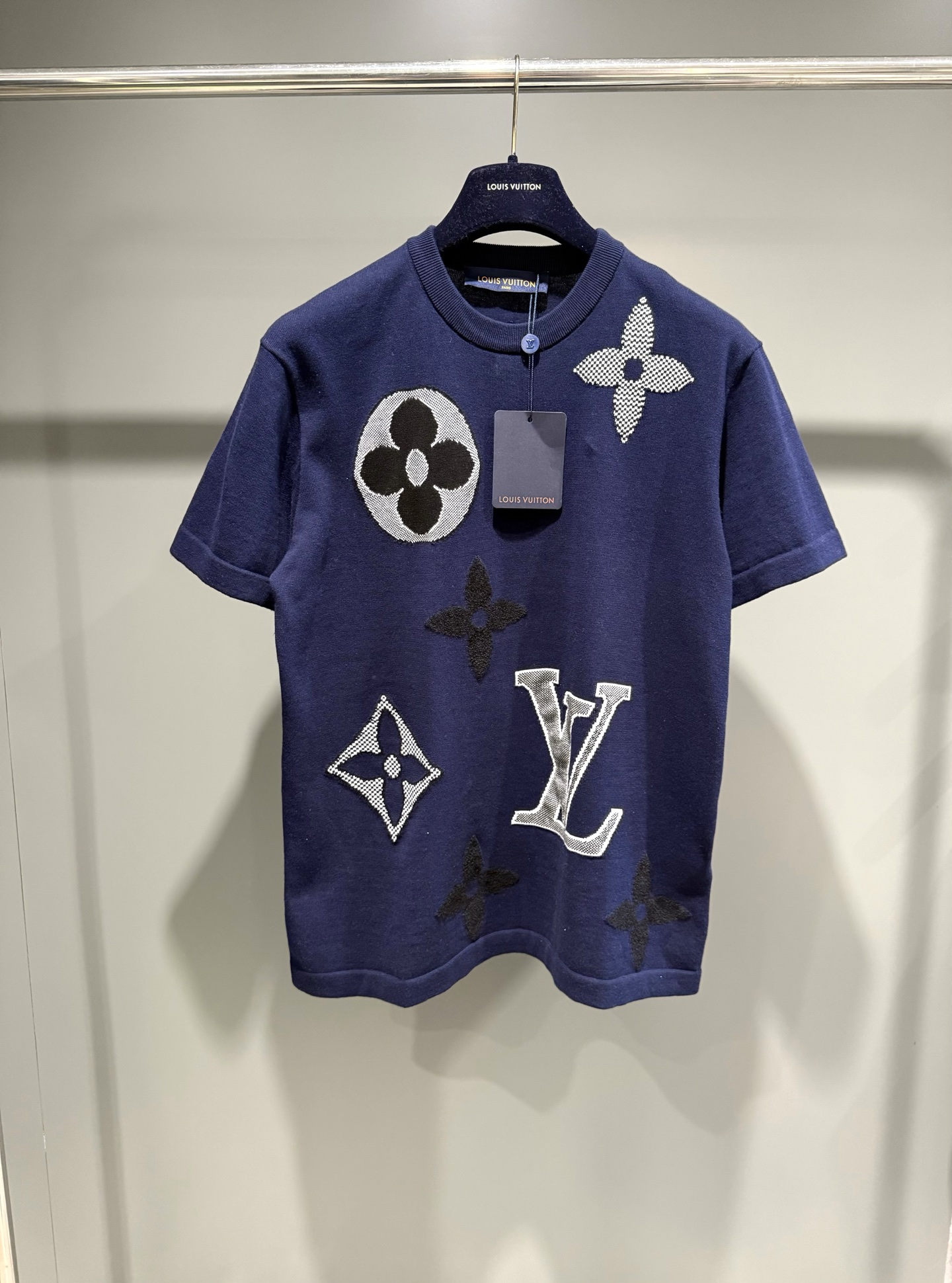 NO:637383,Lujia's short-sleeved crew neck shirt features a cotton blend body in rich tones, embellished with intarsia patterns, large LV letters and Monogram flowers. The contrasting design and seam changes highlight the brand's exquisite craftsmanship. The eye-catching logo element can add color to any look, and the casual style can be easily matched with outdoor and daily looks. Standard fit 98 cotton, 2 nylon Ribbed collar Intarsia logo with contrast stitching  There is color difference in the shooting (the actual product is consistent with the original version),Louis Vuitton-clothing,louis vuitton,louis vuitton,louis vuitton,louis vuitton,T-shirt,alexander wang19860909驴家本款短袖圆领衫为棉质混纺衣身渲染浓郁色调,并点缀嵌花图案、大号 LV 字母与 Monogram 花卉.撞色设计与缝线变化彰显品牌精湛工艺.瞩目标识元素可为任意造型增光添彩,闲适格调可轻松搭配户外与日常造型. 标准版型 98 棉,2 锦纶 罗纹衣领 嵌花标识饰有撞色缝线 拍摄有色差（实物与原版一致）,路易威登-服装,louis vuitton,louis vuitton,louis vuitton,louis vuitton,T-shirt,alexander wang,Women's clothing