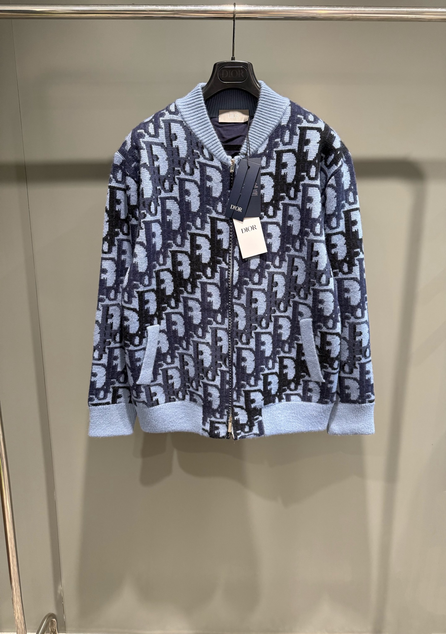 NO:638275,Dior's 25 new autumn and winter short jacket. Blue wool knitted fabric Oblique print. This short jacket highlights Dior's classic Oblique print. The whole body is decorated with multi-color Oblique print, with welt pockets, ribbed collar, cuffs and hem, which is unique. The all-over pattern highlights the Dior temperament, and the colorful graphic style can enhance the style of all kinds of outfits., Dior - Clothing, dior, dior, jackets & coats, alexander wang19860909迪奥25秋冬新款短夹克 蓝色毛针织面料 Oblique 印花这款短夹克突显 Dior 经典的 Oblique 印花.通体饰以多色 Oblique 印花,搭配贴边口袋、罗纹衣领、袖口和底边,别具一格.通体图案彰显 Dior 气质,缤纷的图形风格可为各式装扮提升格调.,迪奥-服装,dior,dior,jackets & coats,alexander wang,Women's clothing