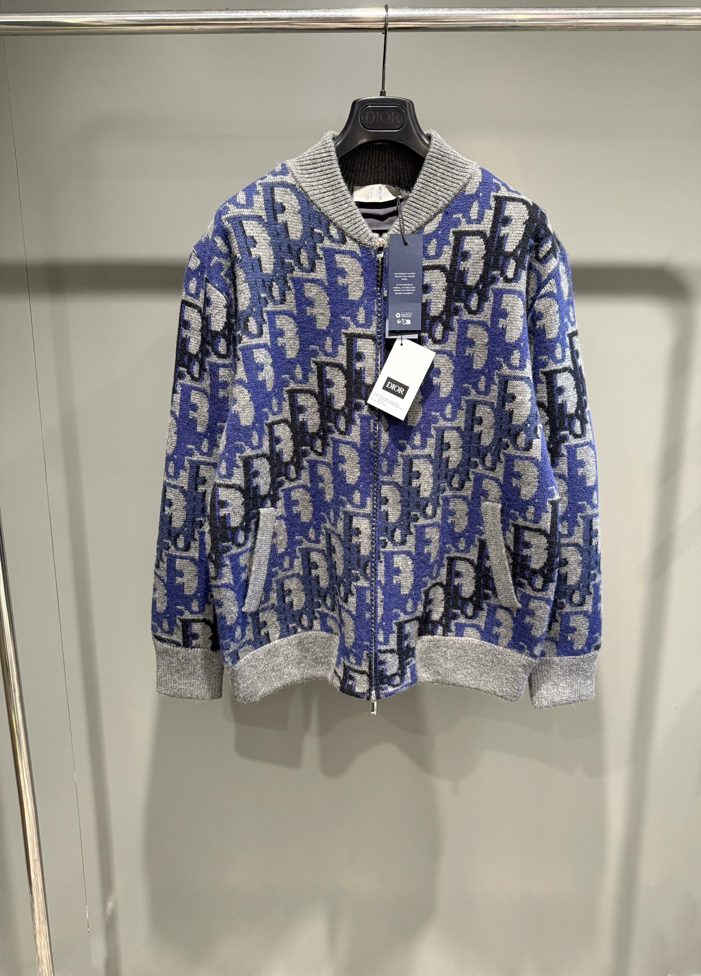 NO:638281,Dior's 25 new autumn and winter short jacket. Blue wool knitted fabric Oblique print. This short jacket highlights Dior's classic Oblique print. The whole body is decorated with multi-color Oblique print, with welt pockets, ribbed collar, cuffs and hem, which is unique. The all-over pattern highlights the Dior temperament, and the colorful graphic style can enhance the style of all kinds of outfits., Dior - Clothing, dior, dior, jackets & coats, alexander wang19860909迪奥25秋冬新款短夹克 蓝色毛针织面料 Oblique 印花这款短夹克突显 Dior 经典的 Oblique 印花.通体饰以多色 Oblique 印花,搭配贴边口袋、罗纹衣领、袖口和底边,别具一格.通体图案彰显 Dior 气质,缤纷的图形风格可为各式装扮提升格调.,迪奥-服装,dior,dior,jackets & coats,alexander wang,Women's clothing