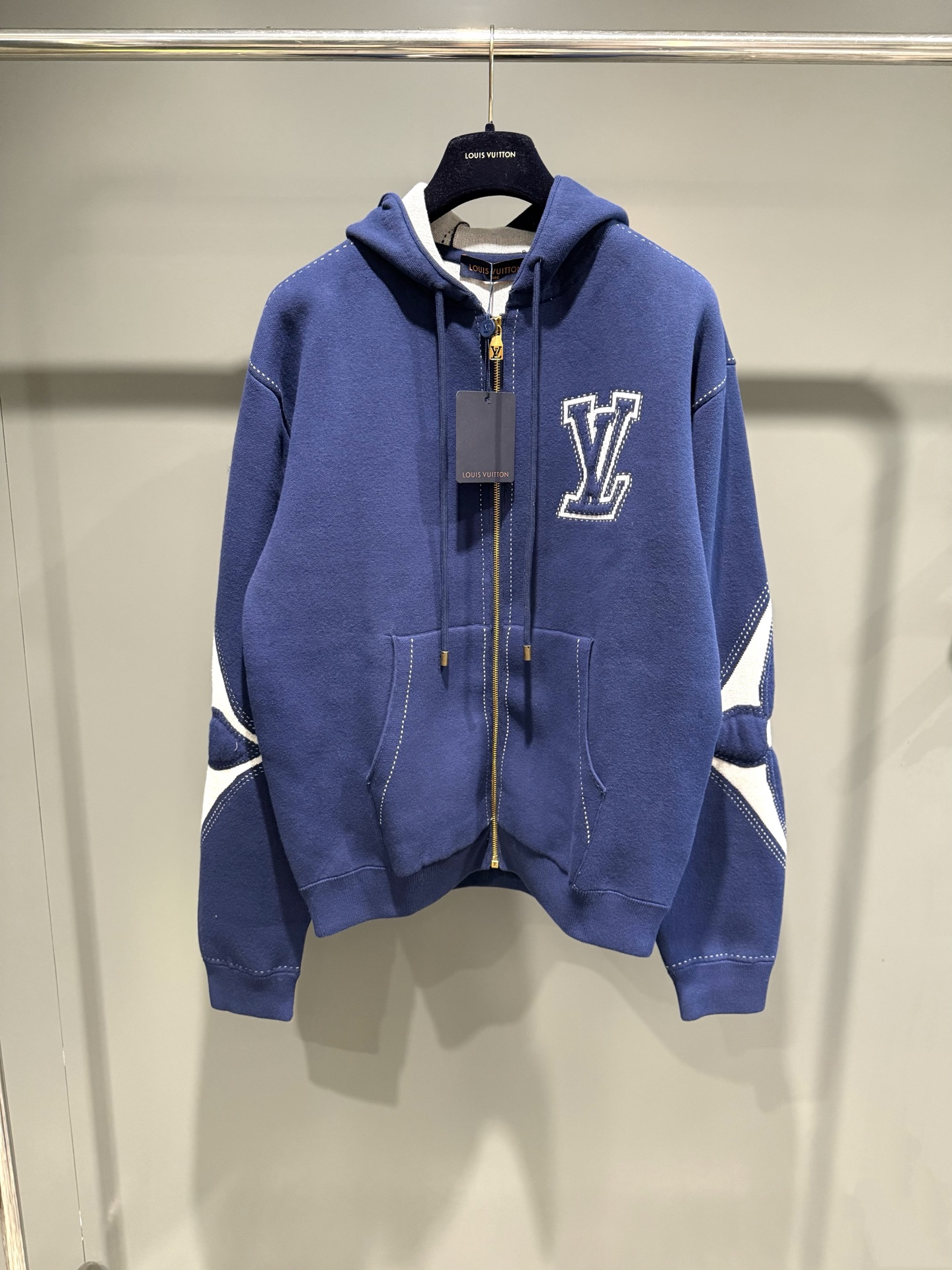 NO:638263,Lujia high version 25 winter new zippered cotton hoodie is a lightweight silhouette with a complex intarsia texture, with LV letters and large Monogram flowers on the front and elbows, and a dotted line design to create a look of topstitching and embroidery. Same style for men and women, exclusive high version filled with three-dimensional four-leaf flowers, Louis Vuitton-Clothing, louis vuitton, louis vuitton, louis vuitton, louis vuitton, hats, alexander wang19860909驴家高版本25冬款新款拉链棉质连帽衫为轻盈廓形融入繁复嵌花织纹,于正面和肘部呈现 LV 字母和大号 Monogram 花卉,并以虚线设计营造明线和刺绣观感.男女同款,独家高版本填充立体感四叶花朵,路易威登-服装,louis vuitton,louis vuitton,louis vuitton,louis vuitton,hats,alexander wang,Women's clothing