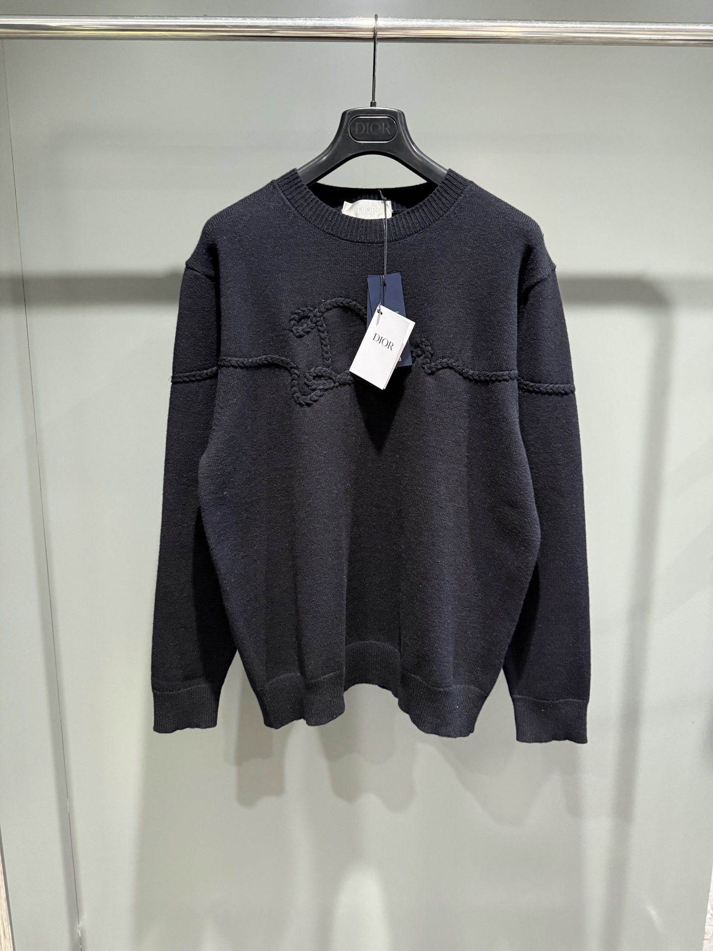 NO:638264,Dior 25 new new sweater. Jersey fabric Dior Ribbon logo. This sweater is a new product in the 2026 spring men's wear series. It is decorated with the Dior Ribbon logo and pays tribute to the exquisite craftsmanship of the Dior workshop. It is carefully made of jersey fabric with ribbed round neck, cuffs and hem. Elegant version, can be matched with jeans to create a casual and fashionable refined look. Dior - Clothing, dior, dior, jeans, alexander  wang19860909迪奥25新款新款针织衫 平纹针织面料 Dior Ribbon 标志这款针织衫是二零二六春季男装系列新品,饰以 Dior Ribbon 标志,向 Dior 工坊的精湛工艺致敬.采用平纹针织面料精心制作,搭配罗纹圆领、袖口和底边.优雅版型,可与牛仔裤搭配,打造休闲时髦的精致造型,迪奥-服装,dior,dior,jeans,alexander wang,Women's clothing