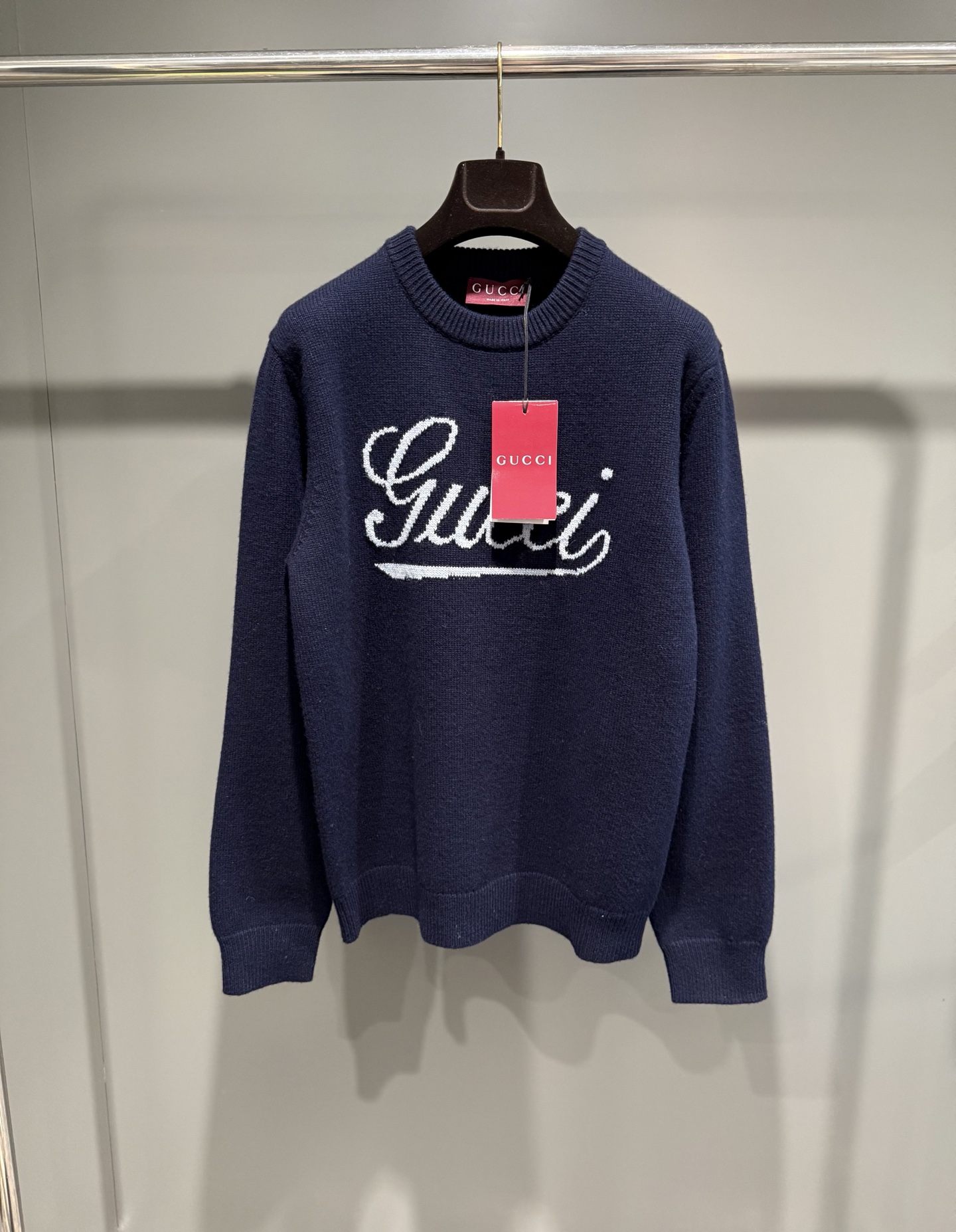 NO:638265,G's 25 new autumn and winter new intarsia knitted sweater is a versatile piece made of cotton fabric, decorated with the brand's archive logo, adding a chic style to the wardrobe. This pullover is made of dark blue knitted, decorated with handwritten Gucci logo intarsia, creating a charming piece., Gucci - clothing, gucci, gucci, gucci, alexander wang19860909G家25秋冬新款饰嵌花针织套衫采用棉质面料打造的百搭单品,饰有品牌典藏标识,为衣橱增添别致风尚.这款套衫采用深蓝色针织打造,饰有手写体Gucci标识嵌花,塑就魅力单品.,古驰-服装,gucci,gucci,gucci,alexander wang,Women's clothing