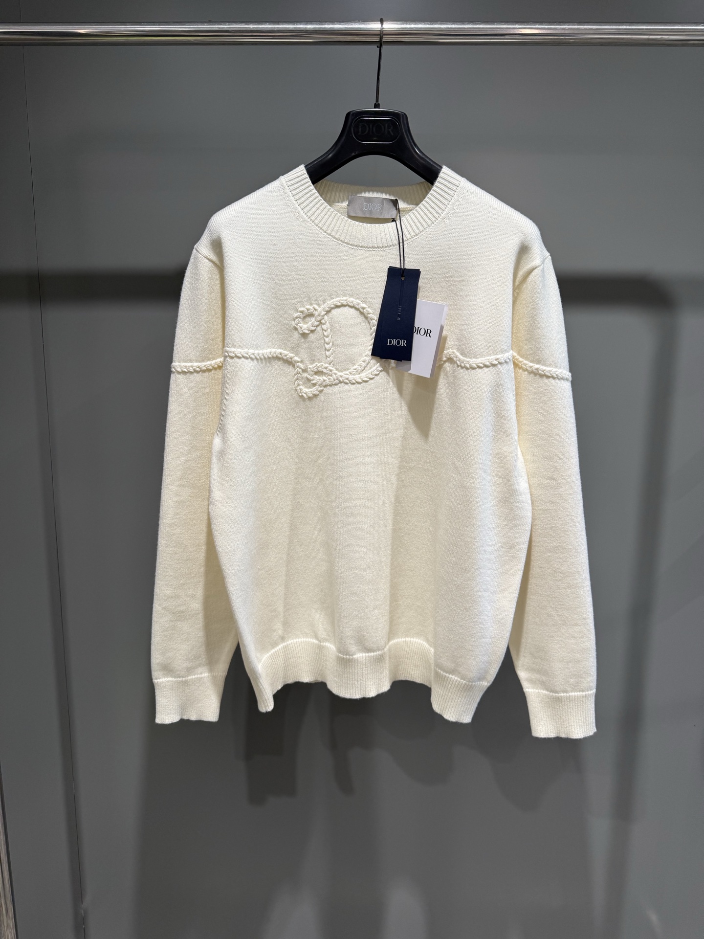 NO:638287,Dior 25 new new sweater. Jersey fabric Dior Ribbon logo. This sweater is a new product in the 2026 spring men's wear series. It is decorated with the Dior Ribbon logo and pays tribute to the exquisite craftsmanship of the Dior workshop. It is carefully made of jersey fabric with ribbed round neck, cuffs and hem. Elegant version, can be matched with jeans to create a casual and fashionable refined look. Dior - clothing, dior, dior, jeans, alexander  wang19860909迪奥25新款新款针织衫 平纹针织面料 Dior Ribbon 标志这款针织衫是二零二六春季男装系列新品,饰以 Dior Ribbon 标志,向 Dior 工坊的精湛工艺致敬.采用平纹针织面料精心制作,搭配罗纹圆领、袖口和底边.优雅版型,可与牛仔裤搭配,打造休闲时髦的精致造型,迪奥-服装,dior,dior,jeans,alexander wang,Women's clothing