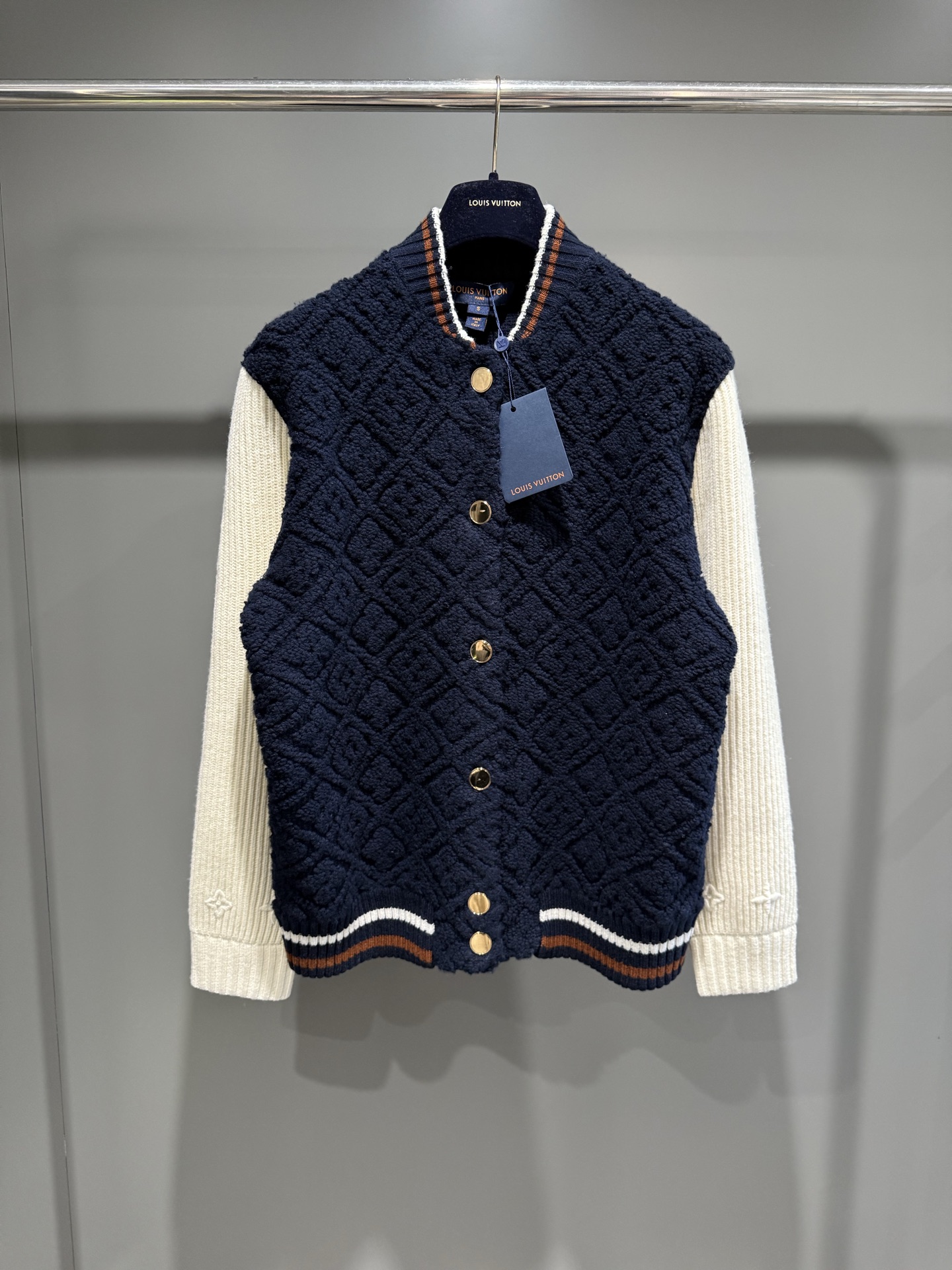 NO:638256,The high version of Lujia 25 new MONOGRAM terry cloth baseball jacket. This baseball jacket is made of rich plush blended Monogram terry cloth to create a visual contrast with the ribbed knitted long sleeves. The stripes on the collar and waistband give off a sporty style. Dazzling buttons complete the whole. The comfortable configuration makes the winter look perfect., Louis Vuitton - Clothing, louis vuitton, louis vuitton, louis vuitton, jackets & coats, alexander wang19860909高版本驴家25新款MONOGRAM 毛巾布棒球夹克本款棒球夹克以丰盈毛绒混纺 Monogram 毛巾布塑造衣身,与罗纹针织长袖构筑视觉反差.衣领与腰带处条纹焕发运动风范.耀目纽扣完善整体.舒适构型成就冬日造型佳选.,路易威登-服装,louis vuitton,louis vuitton,louis vuitton,jackets & coats,alexander wang,Women's clothing