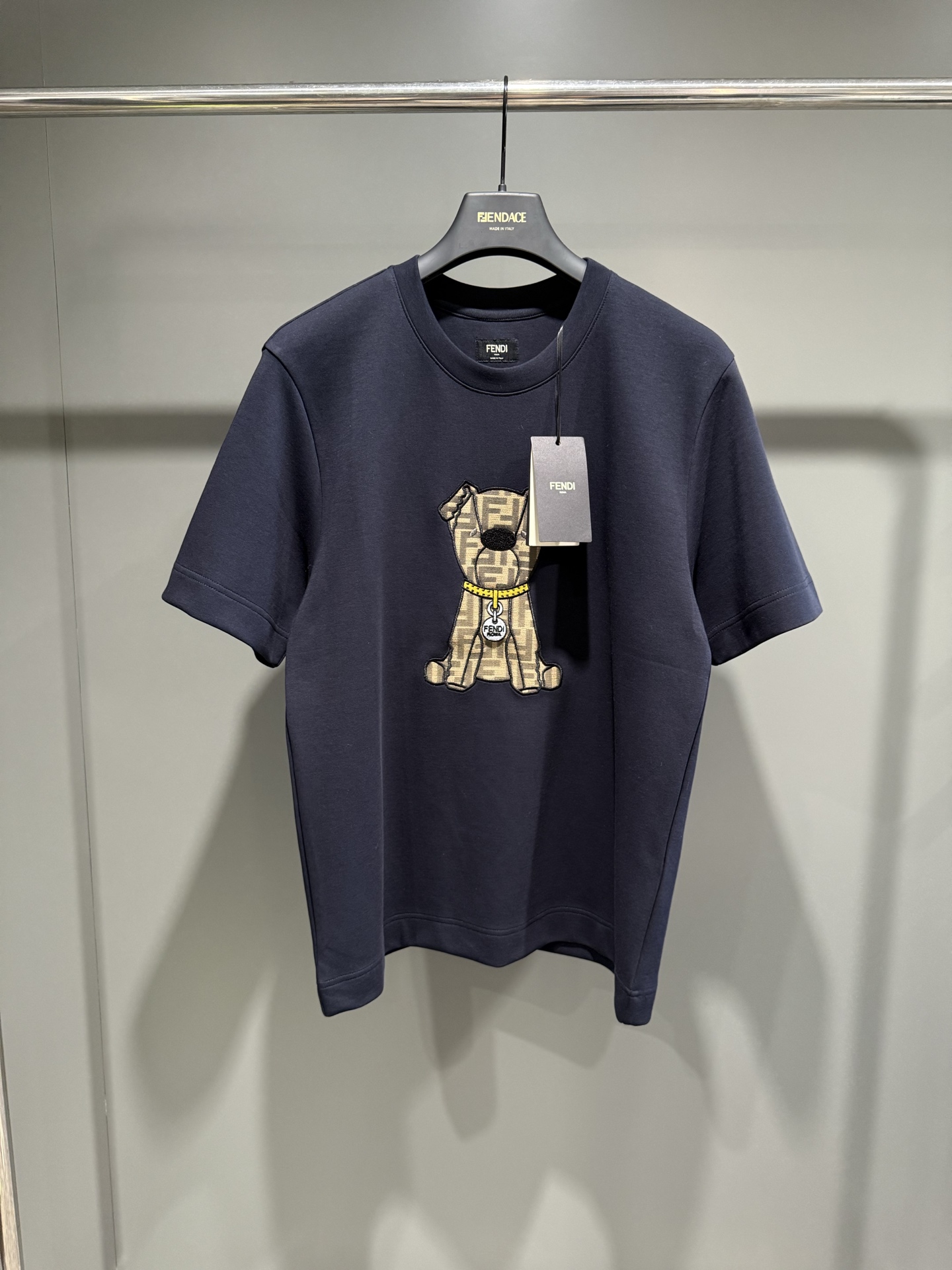 NO:638276,Fendi 25 new autumn and winter T-shirt. Dark blue cotton T-shirt. Standard fit short-sleeved round neck T-shirt. Dark blue pure cotton material. Customized brown FF jacquard large patch, inspired by creative director Silvia Venturini Fendi’s pet dog Ito., Fendi-clothing, fendi, fendi, louis vuitton, T-shirt, tees, t-shirt, alexander wang19860909芬迪 25秋冬新款T恤 深蓝色棉质T恤标准版型短袖圆领T恤.深蓝色纯棉材质.定制棕色FF提花大贴片,灵感源自创意总监Silvia Venturini Fendi的爱犬Ito.,芬迪-服装,fendi,fendi,louis vuitton,T-shirt,tees，t-shirt,alexander wang,Women's clothing