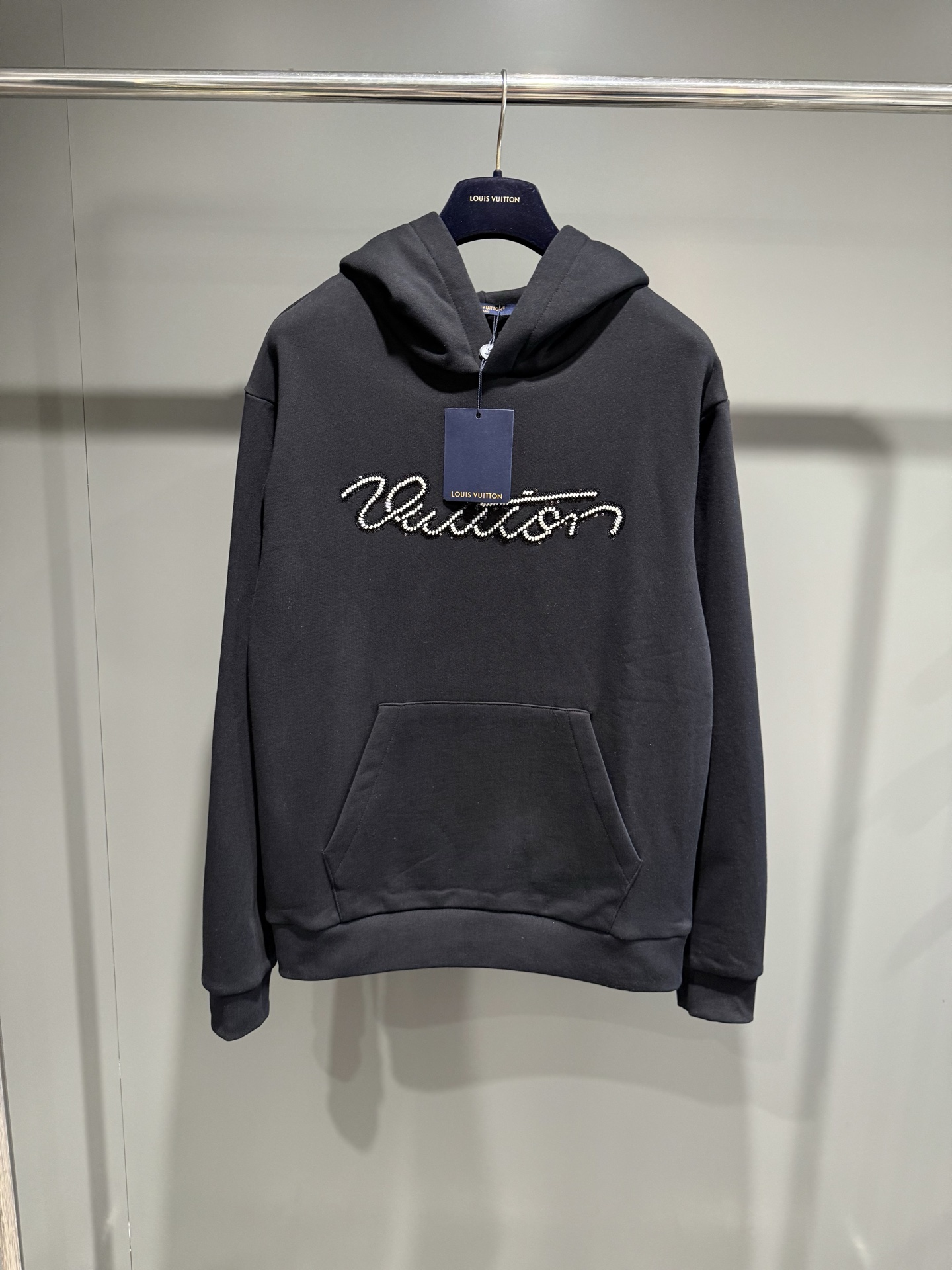 NO:638260,Lujia 25 new style decorative hoodie classic hoodie, low-key and easy to match. Made of high-quality cotton, with the word Vuitton outlined in beaded embroidery on the chest. A practical item for the seasonal wardrobe., Louis Vuitton-clothing, louis vuitton, louis vuitton, louis vuitton, hats, alexander wang19860909驴家25新款装饰连帽衫经典连帽衫,低调好搭.采用优质棉料制成,胸前以珠饰刺绣工艺勾勒出 Vuitton 字样.换季衣橱的实用单品.,路易威登-服装,louis vuitton,louis vuitton,louis vuitton,hats,alexander wang,Women's clothing