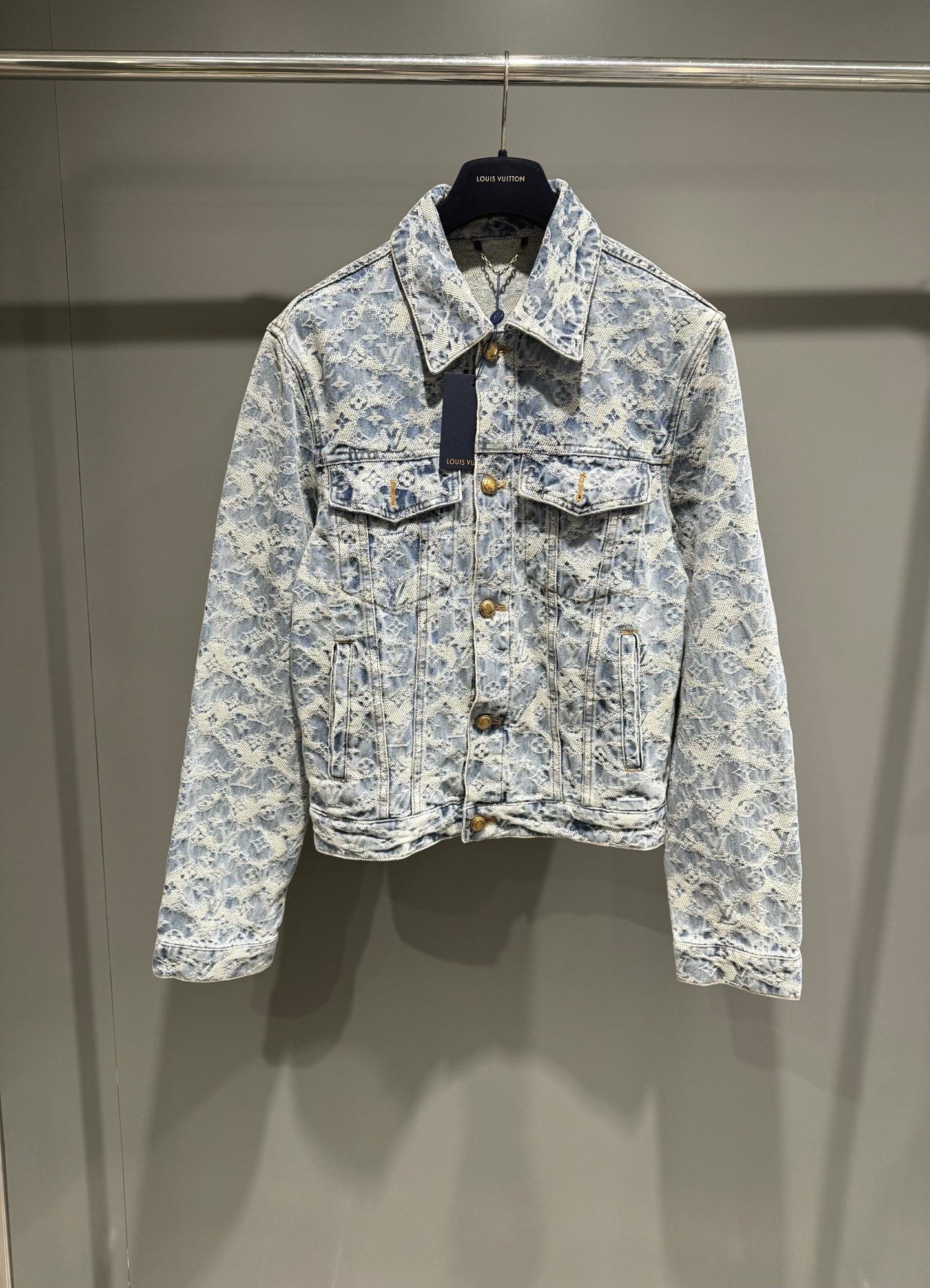 NO:638248,Lujia 25 new MONOGRAM denim truck jacket. This intricately crafted denim truck jacket is inspired by the mist of the British countryside. On the elegant fabric, the Foggy Monogram jacquard is looming, and the bleached logo pattern is intertwined with the cloud pattern, like a woven tapestry. The Damier leather label adds to the sophistication. It can be worn with matching skateboard pants to create a striking overall look., Louis Vuitton - clothing, louis vuitton, louis vuitton, louis  vuitton,jackets & coats,alexander wang19860909驴家 25新款MONOGRAM 牛仔卡车夹克 这款工艺繁复的牛仔卡车夹克,灵感来自英伦乡间的薄雾.考究的面料之上,Foggy Monogram 提花若隐若现,漂白效果的标识图案与云朵图案交织,犹如一幅编织挂毯.Damier 皮革标签更添精致.可与配套滑板裤一同穿着,打造醒目的整体造型.,路易威登-服装,louis vuitton,louis vuitton,louis vuitton,jackets & coats,alexander wang,Women's clothing