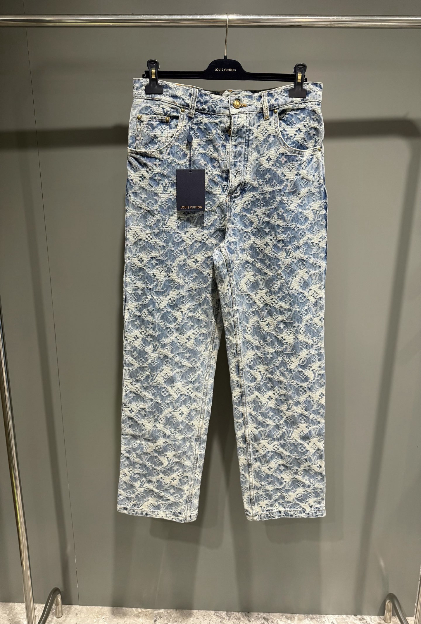 NO:638252,Lujia’s 25 new MONOGRAM denim skateboard pants are denim skateboard pants with intricate craftsmanship. They are inspired by the changing weather of the British countryside. On the sophisticated fabric, the Foggy Monogram jacquard is looming, the bleached logo pattern is intertwined with the cloud pattern, and the contrasting stitching is like a woven tapestry. The Damier leather label adds sophistication. It can be worn with the matching truck jacket to create a striking overall look. Louis Vuitton - Clothing, louis  vuitton,louis vuitton,louis vuitton,jackets & coats,alexander wang19860909驴家25新款MONOGRAM 牛仔滑板裤这款工艺繁复的牛仔滑板裤,其灵感源自英伦乡间的多变天气.考究的面料上,Foggy Monogram 提花若隐若现,漂白效果的标识图案与云朵图案交织,加之对比鲜明的缝线,犹如一幅编织挂毯.Damier 皮革标签更添精致.可与配套卡车夹克一同穿着,打造醒目的整体造型.,路易威登-服装,louis vuitton,louis vuitton,louis vuitton,jackets & coats,alexander wang,Women's clothing