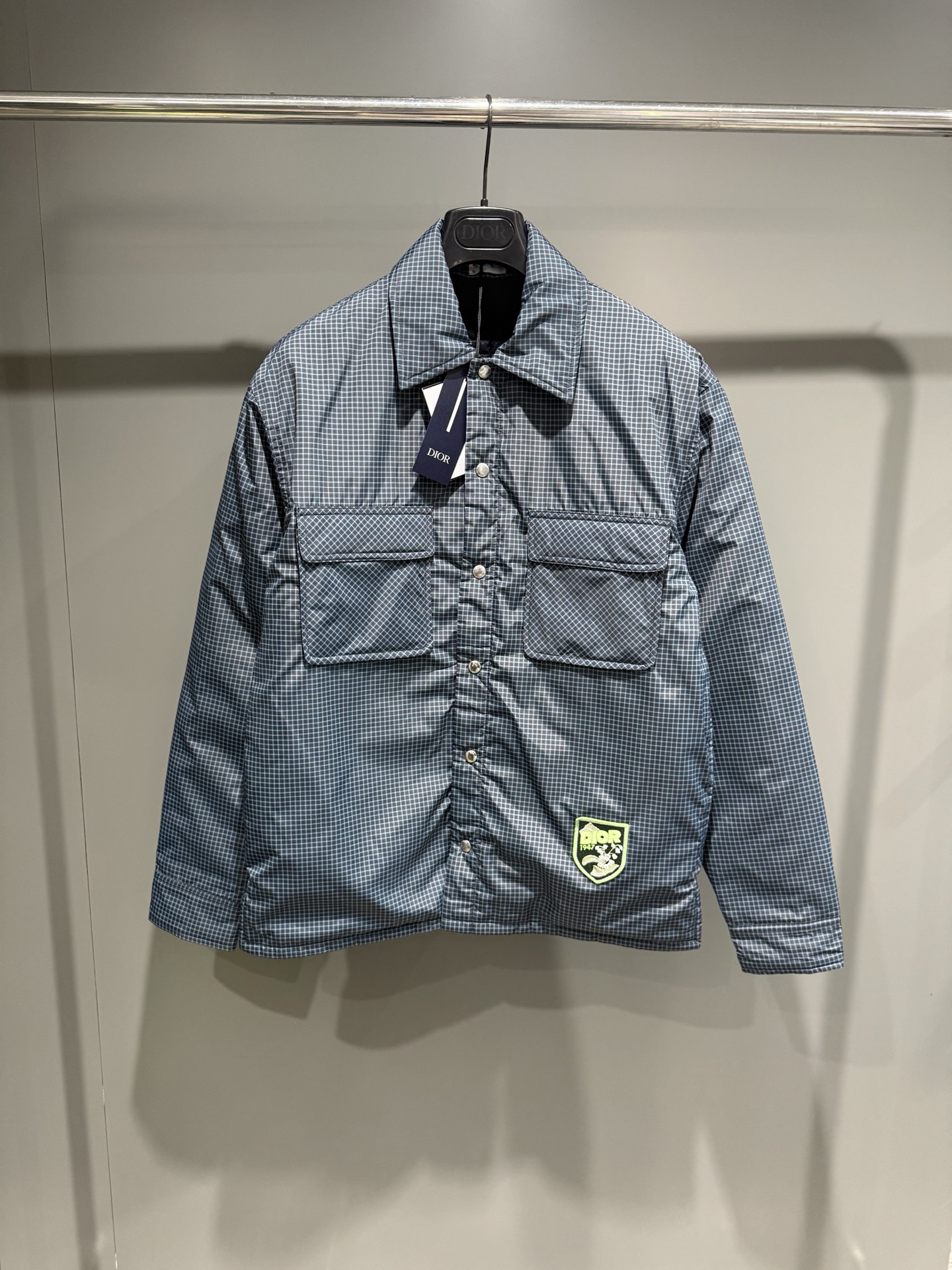 NO:638267,Dior 25 new Dior Mountain jacket shirt Blue cotton poplin check pattern This jacket shirt is decorated with multi-color patches, showing the mountain spirit and Dior inspired by the Dior archives  A classic logo in haute couture style. Carefully crafted in blue plaid cotton poplin, it features a chest flap pocket and a classic quilted cannage pattern on the interior and under the collar. It is fastened with metal snaps for a more sophisticated look. Can be paired with this season's jeans or trousers for a casual look., Dior - Clothing, dior, dior, jeans, jackets & coats, shirts, alexander wang19860909迪奥25新款Dior Mountain 外套衬衫 蓝色棉府绸格纹图案这款外套衬衫饰以多色补丁,展现高山精神和灵感源自 Dior 档案的 Dior 高订风格经典标识.采用蓝色格纹棉府绸精心制作,搭配胸前翻盖口袋,内部和衣领下方饰以经典的绗缝藤格纹图案.搭配金属按扣开合,更显精致.可与本季的牛仔裤或长裤搭配,打造休闲造型.,迪奥-服装,dior,dior,jeans,jackets & coats,shirts,alexander wang,Women's clothing