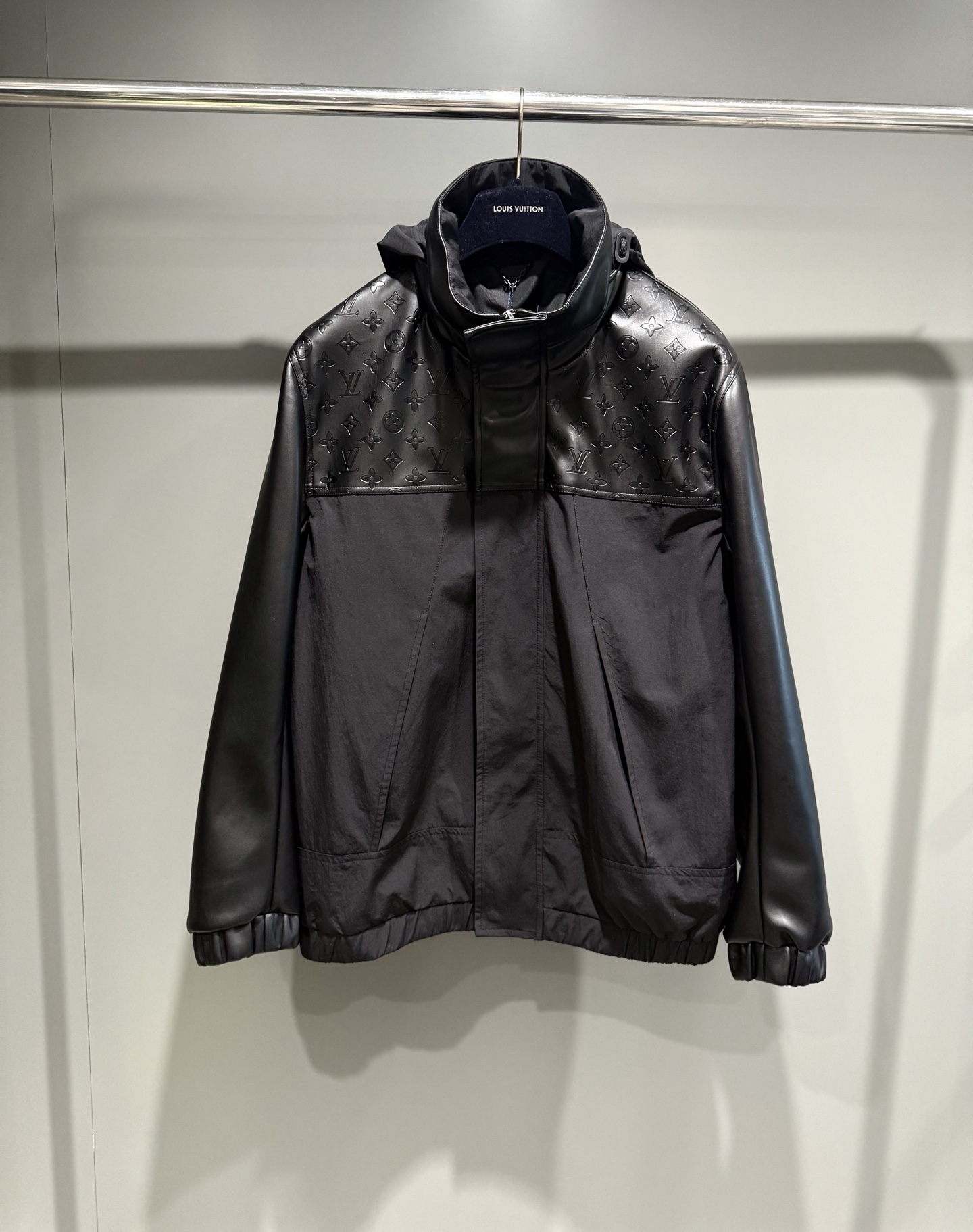 NO:638246,Lujia 25 new mixed leather windproof jacket. This windproof jacket has a new interpretation this season. The leather yoke is decorated with Monogram embossed logo, the leather stand collar hides a foldable hood, and the sleeves are also made of soft leather. The elastic hem and cuffs are equipped with large pockets, taking into account comfort and trendy style. (artificial leather), Louis Vuitton-clothing, louis vuitton, louis vuitton, louis vuitton, jackets &  coats,hats,alexander wang19860909驴家25新款混合皮革防风夹克这款防风夹克在本季迎来焕新演绎,皮革抵肩饰有 Monogram 压纹标识,皮革立领内藏可折叠兜帽,衣袖亦采用柔软皮革打造.弹力下摆和袖口搭配宽大口袋,兼顾舒适体验与潮流型格.(人造皮),路易威登-服装,louis vuitton,louis vuitton,louis vuitton,jackets & coats,hats,alexander wang,Women's clothing