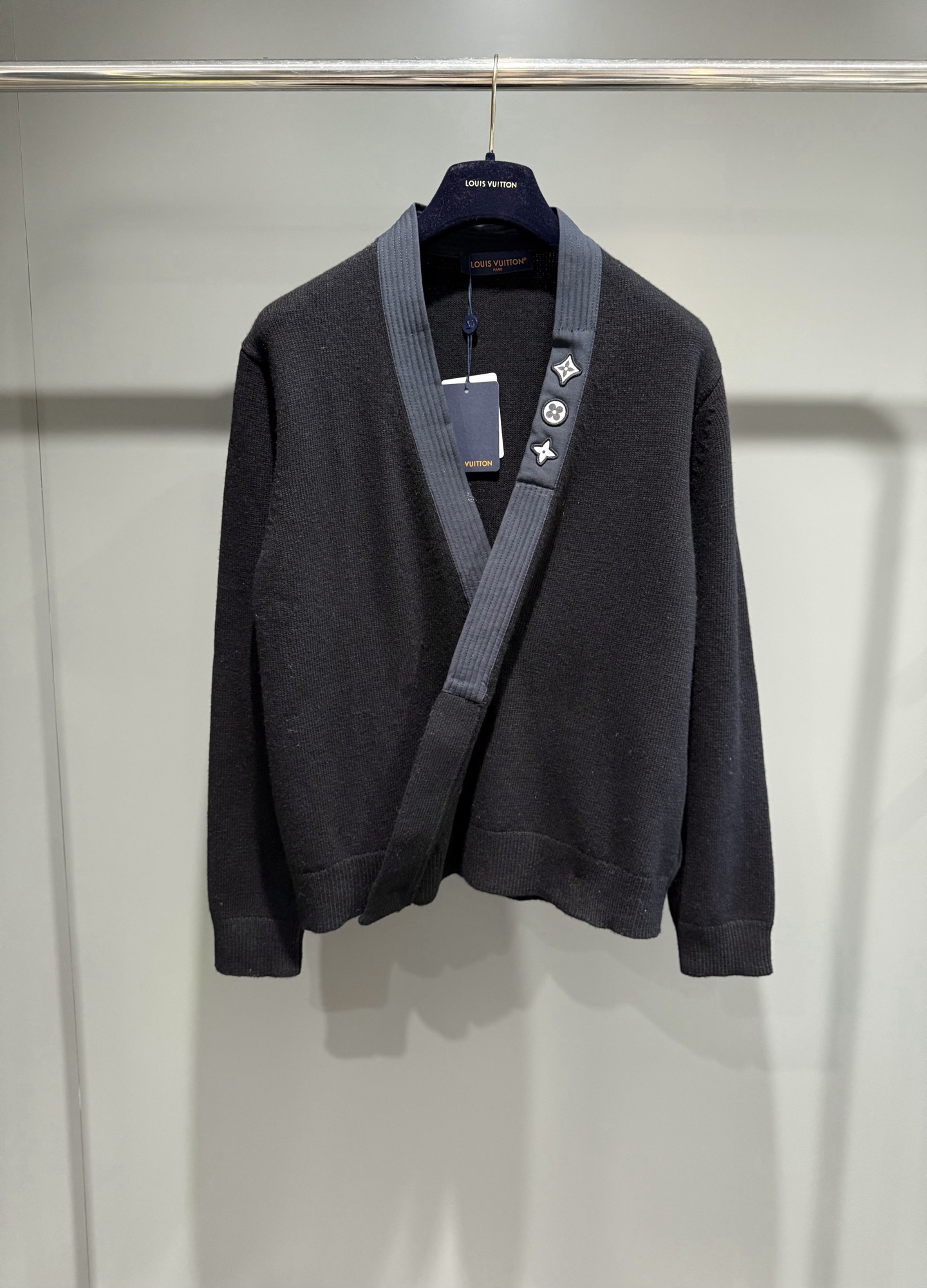 NO:638261,Lujia 25 new thick needle intarsia cardigan. This modern style collarless cardigan is woven with thick yarn, showing a comfortable knitted texture, injecting a leisurely style into the weekend. The contrasting LV letters are embedded in the soft blended knitted fabric on the chest. A versatile choice for layering in cold winter., Louis Vuitton-Clothing, louis vuitton, louis vuitton, louis vuitton, louis vuitton, alexander wang19860909驴家25新款厚针嵌花开衫这款现代风格的无领开衫以厚实纱线织就,呈现舒适针织质感,为周末注入悠闲格调.撞色 LV 字母嵌入胸口柔软的混纺针织面料中.寒冬季的百搭叠穿之选.,路易威登-服装,louis vuitton,louis vuitton,louis vuitton,louis vuitton,alexander wang,Women's clothing