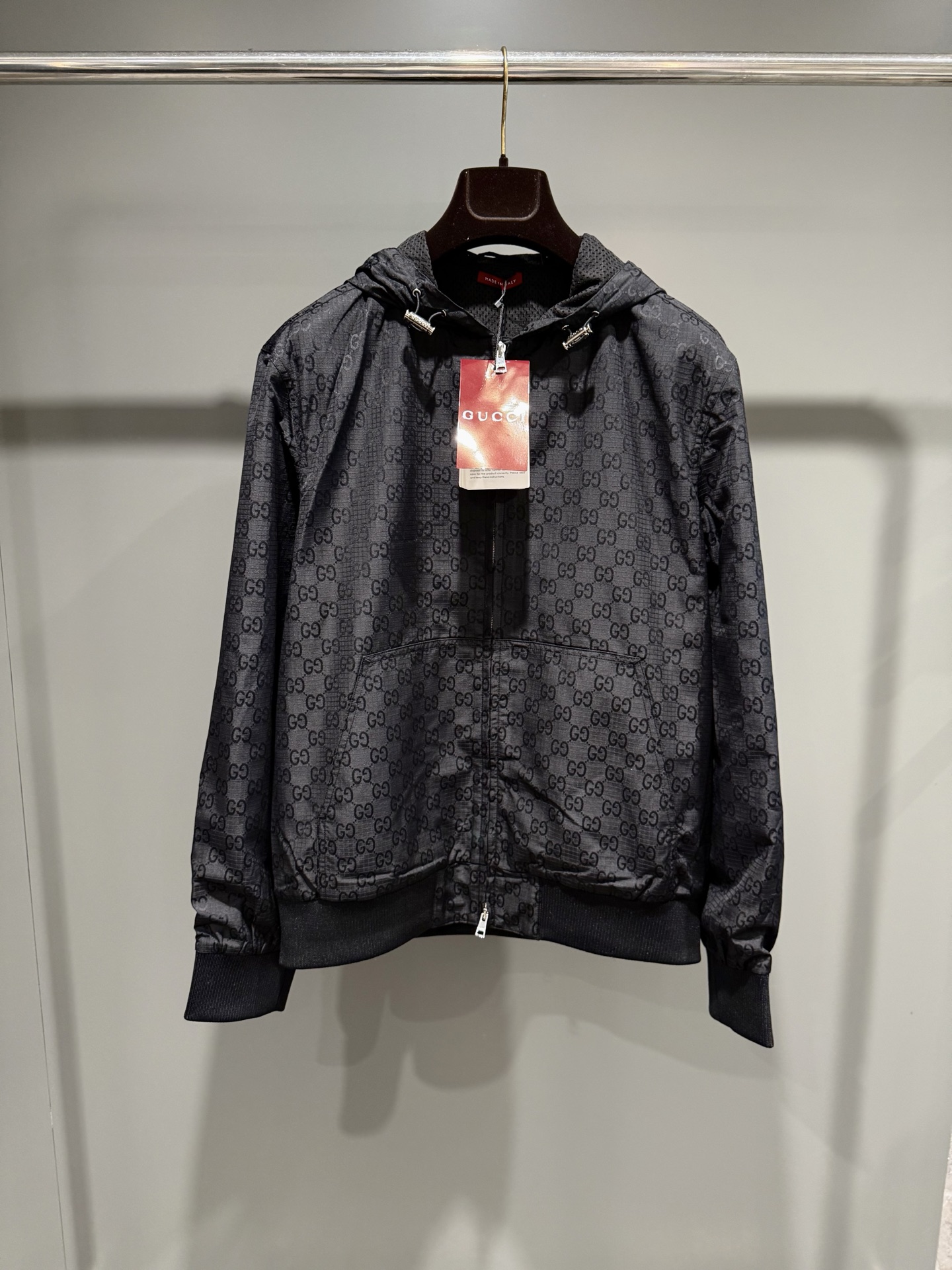 NO:638291,G’s 25 new GG hooded zipper jacket, this series uses a variety of fabric techniques to interpret the iconic GG elements, presenting a rich visual hierarchy, creating a crisp silhouette, and achieving a comfortable experience., Gucci-clothing, gucci, gucci, jackets & coats, hats, alexander wang19860909G家25新款GG连帽拉链夹克,本系列选用多种织物工艺诠释标志性GG元素,呈现丰富视觉层次,打造挺括廓形,成就舒适体验.,古驰-服装,gucci,gucci,jackets & coats,hats,alexander wang,Women's clothing