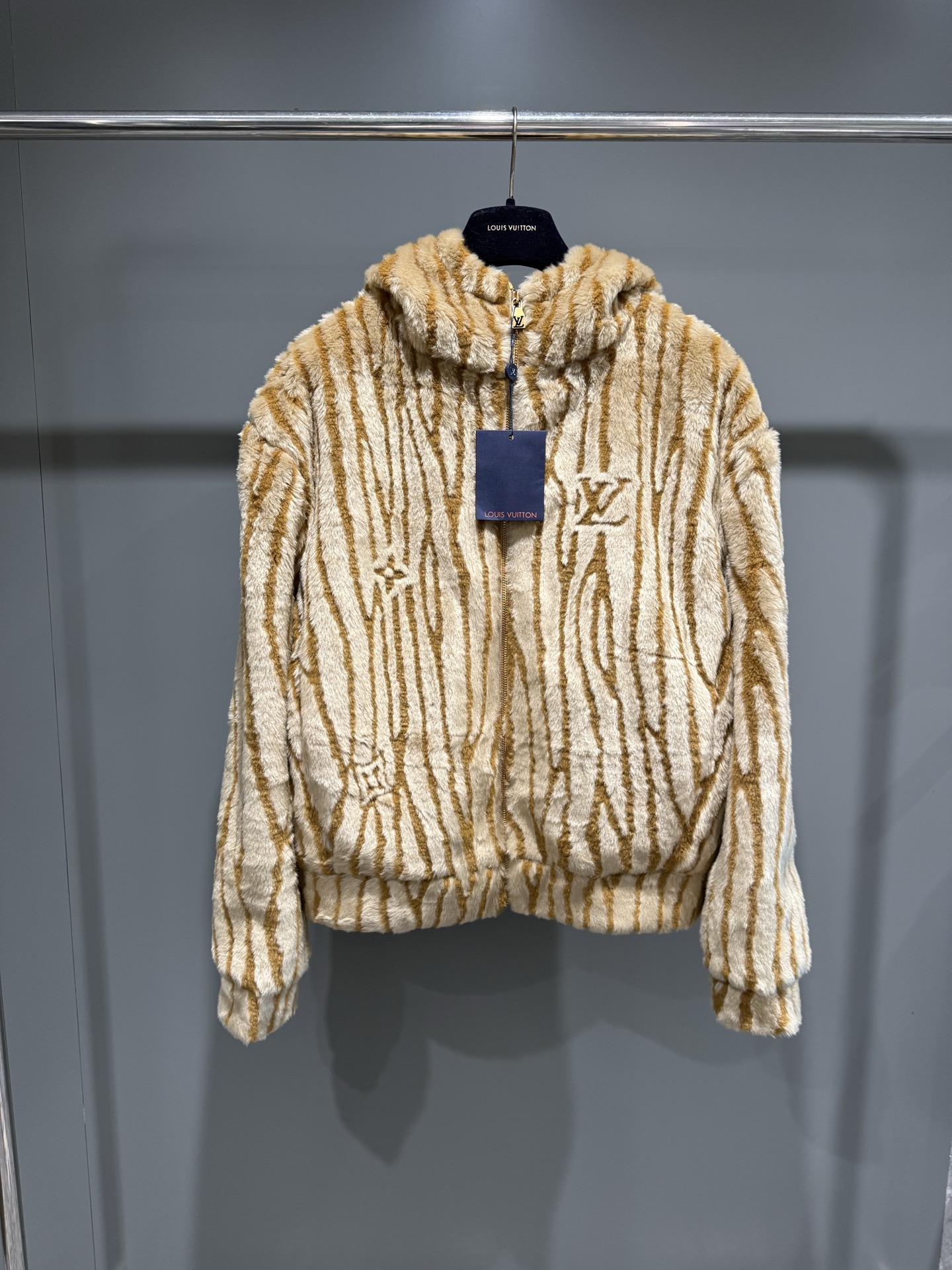 NO:638269,Lujia 25 new EPI suede hooded tunic jacket. This hooded tunic jacket is made of soft faux fur suede fabric embellished with Epi leather, paying tribute to the brand's leather goods heritage. The elegant pattern incorporating Monogram elements and the handwritten Vuitton logo on the back outline the three-dimensional texture. The casual configuration is suitable for happily gathering with friends after playing in the snow., Louis Vuitton-clothing, louis vuitton, louis vuitton, louis vuitton, jackets  & coats,hats,alexander wang19860909驴家25新款EPI绒面连帽束腰夹克本款连帽束腰夹克为松软仿毛皮绒面面料点缀 Epi 皮革,致意品牌皮具传承.融入 Monogram 元素的雅致图案与背面手写体 Vuitton 标识勾勒立体肌理.闲适构型适宜雪中畅玩后与朋友欢快相聚.,路易威登-服装,louis vuitton,louis vuitton,louis vuitton,jackets & coats,hats,alexander wang,Women's clothing