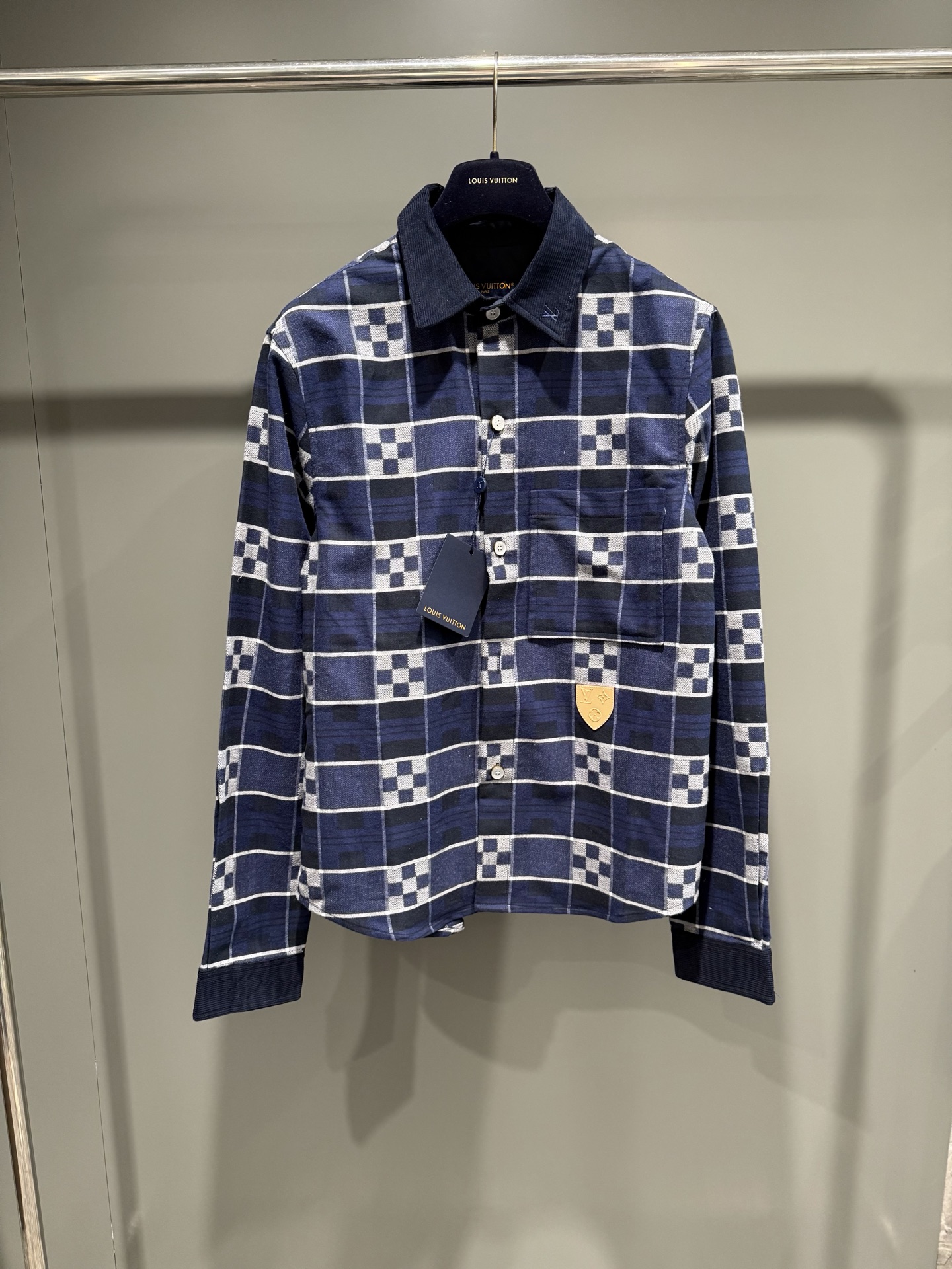 NO:638257,Lujia 25 New Flannel Shirt This soft cotton flannel shirt is a good companion for cozy nights by the fire. The jacquard plaid cleverly incorporates Damier elements. The collar and cuffs made of corduroy create a unique contrast, and the logo patch and LV embroidery on the collar are a subtle finishing touch. This item can also be worn as a jacket-style shirt., Louis Vuitton - clothing, louis vuitton, louis vuitton, louis  vuitton,louis vuitton,jackets & coats,shirts,alexander wang19860909驴家25新款法兰绒衬衫柔软的棉质法兰绒衬衫,是炉火旁惬意夜晚的美好伴侣.提花格纹中巧妙融入了 Damier 元素.灯芯绒材质的衣领和袖口形成别致对比,标识贴饰与衣领上的 LV 刺绣,则成为精巧的点睛之笔.本款单品亦可作为夹克式衬衫穿着.,路易威登-服装,louis vuitton,louis vuitton,louis vuitton,louis vuitton,jackets & coats,shirts,alexander wang,Women's clothing