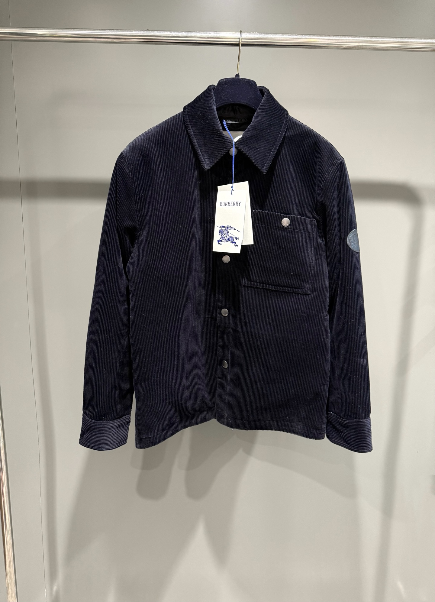 NO:638285,Burberry's BBR25 winter corduroy Snowdon down jacket is made of cotton corduroy fabric, filled with goose down and goose feathers. It is paired with a graphite gray Burberry plaid cotton lining and is embellished with leather knight seal appliqués, derived from the archive pattern of the brand's bags in the 1980s. It presents a casual fit and is equipped with a portable nylon hood to calmly cope with weather changes., Burberry - Clothing, burberry, burberry, down jacket, hats, alexander wang19860909巴宝莉BBR25冬款灯芯绒 Snowdon 羽绒服选用棉质灯芯绒面料打造,充盈填充鹅绒和鹅毛.搭配石墨灰 Burberry 格纹棉质内衬,点缀皮革骑士印章贴花,源自 1980 年代品牌包款的典藏图案.呈现休闲版型,设有便携式尼龙连帽,从容应对天气变幻.,博柏利-服装,burberry,burberry,down jacket,hats,alexander wang,Women's clothing