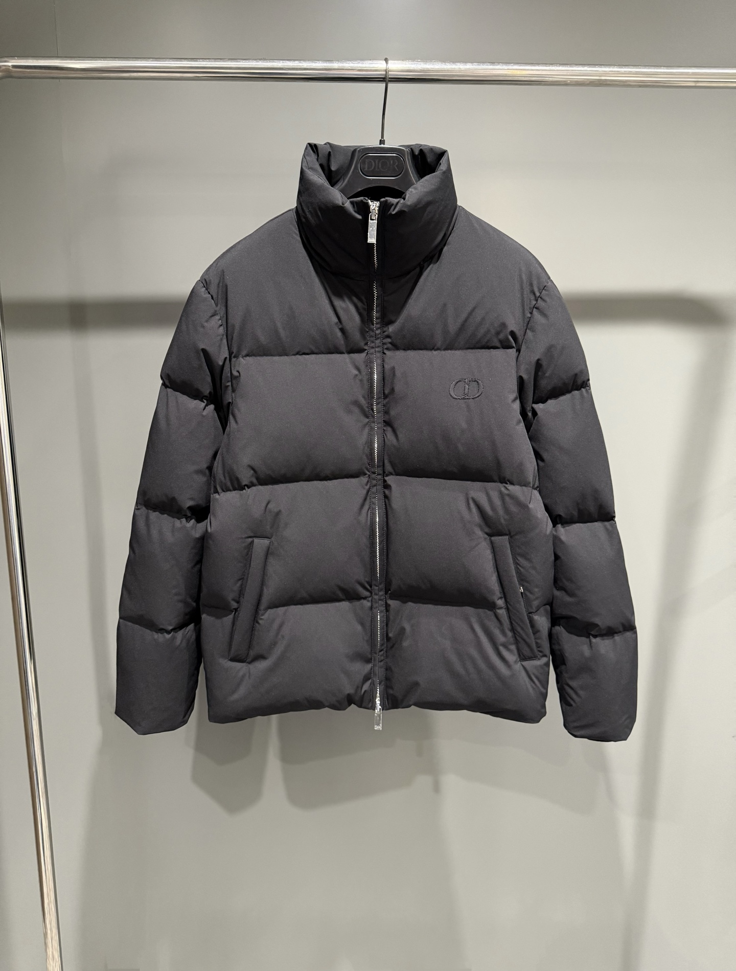 NO:638889,New CD black technical fabric CD Icon embroidered down jacket. This CD Icon down jacket is a new product in the 2026 spring men's wear series. It reinterprets the classic sports style item. It is carefully made of black technical fabric, with light and warm filling. It is decorated with CD Icon embroidery, stand-up collar design, and side welt pocket details to highlight its elegance. It can be paired with a contrasting sweater to create a vivid and distinctive look. CD Icon  Embroidered stand collar, two-way zipper closure, zipper pull with Dr logo, side welt pockets. Filling 90 new standard duck down, Dior-clothing, dior, jackets & coats, down jacket, alexander wang19860909新品CD黑色科技面料 CD Icon 刺绣羽绒服夹克,这款 CD Icon 羽绒夹克是二零二六春季男装系列新品,重新诠释经典的运动风格单品,采用黑色科技面料精心制作,搭配轻盈保暖的填充物,饰以CD Icon 刺绣,立领设计,侧面贴边口袋细节,彰显优雅气质,可与对比鲜明的针织衫搭配,打造生动鲜明的造型,CD Icon 刺绣立领,双向拉链开合,搭配饰以Dr 标志的拉链头,侧面贴边口袋. 填充物90新标鸭绒,迪奥-服装,dior,jackets & coats,down jacket,alexander wang,Women's clothing