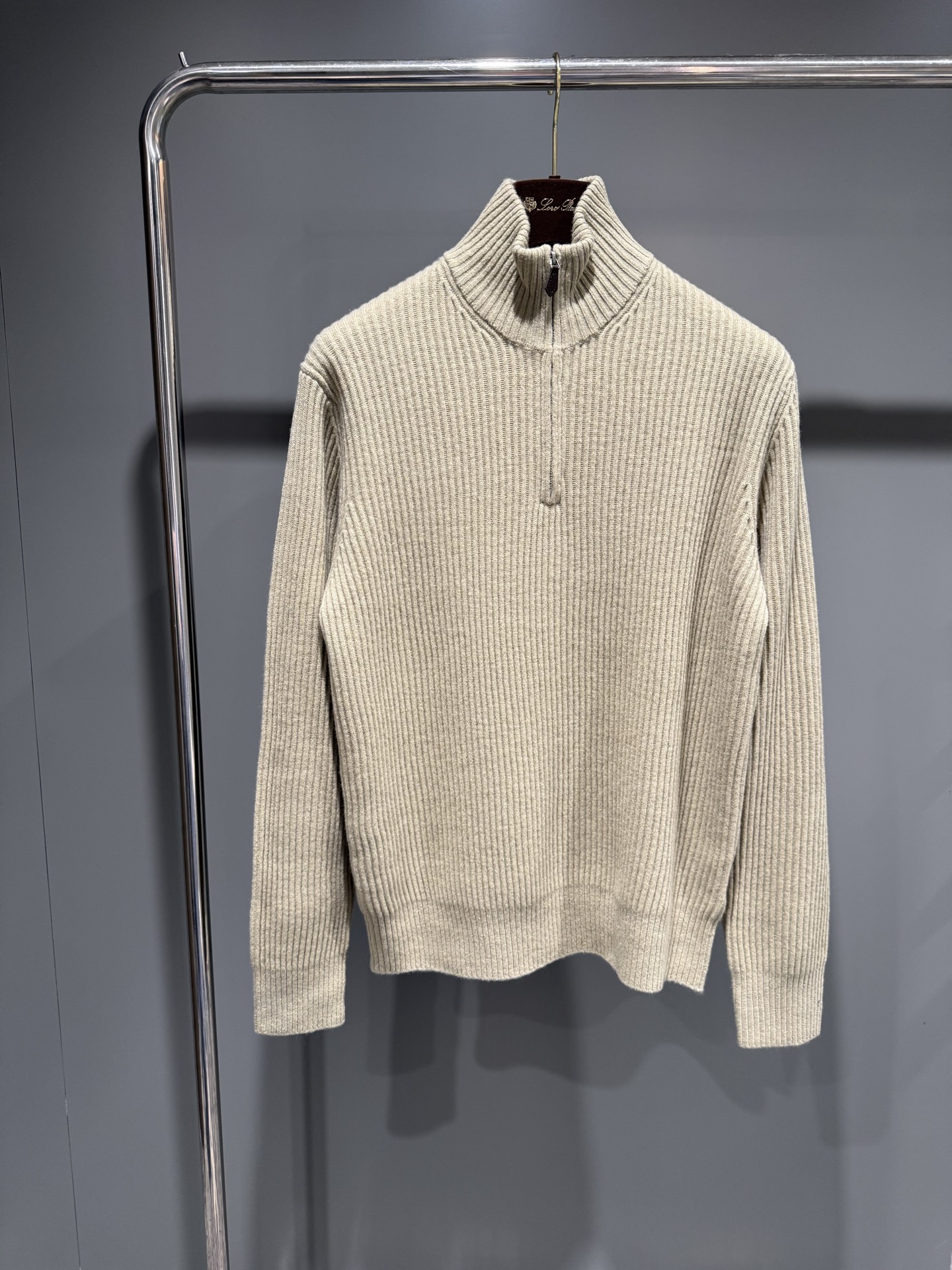 NO:638885,New LP Plane Tree men's wool half-zip sweater, Plane  The Tree sweater is made from luxurious wool, with a ribbed knit that creates a textured effect while allowing for movement. The yarn is dyed with plant-based pigments to maintain its natural soft texture while offering a soft heathered effect. This classic and versatile piece features a half-zip design, ribbing at the cuffs and hem to lock in more warmth, ribbed turtleneck, ribbed cuffs, long sleeves, half-zip at neck, ribbed hem, regular fit, wide ribbed stitch. Fabric: Wool, Men's, loro  piana,sweaters,alexander wang19860909新品LP Plane Tree男士羊毛半拉链毛衣,Plane Tree毛衣采用奢华的羊毛制成,罗纹针织营造纹理效果,同时便于活动,纱线使用植物基颜料染色,保持其天然柔软质感,同时呈现柔和的混色效果,这款经典百搭单品采用半拉链设计,袖口和下摆饰以罗纹,锁住更多温暖,罗纹半高领,罗纹袖口,长袖,颈部设有半拉链,罗纹下摆,常规版型,宽罗纹针法.面料:羊毛,男装,loro piana,sweaters,alexander wang,Women's clothing