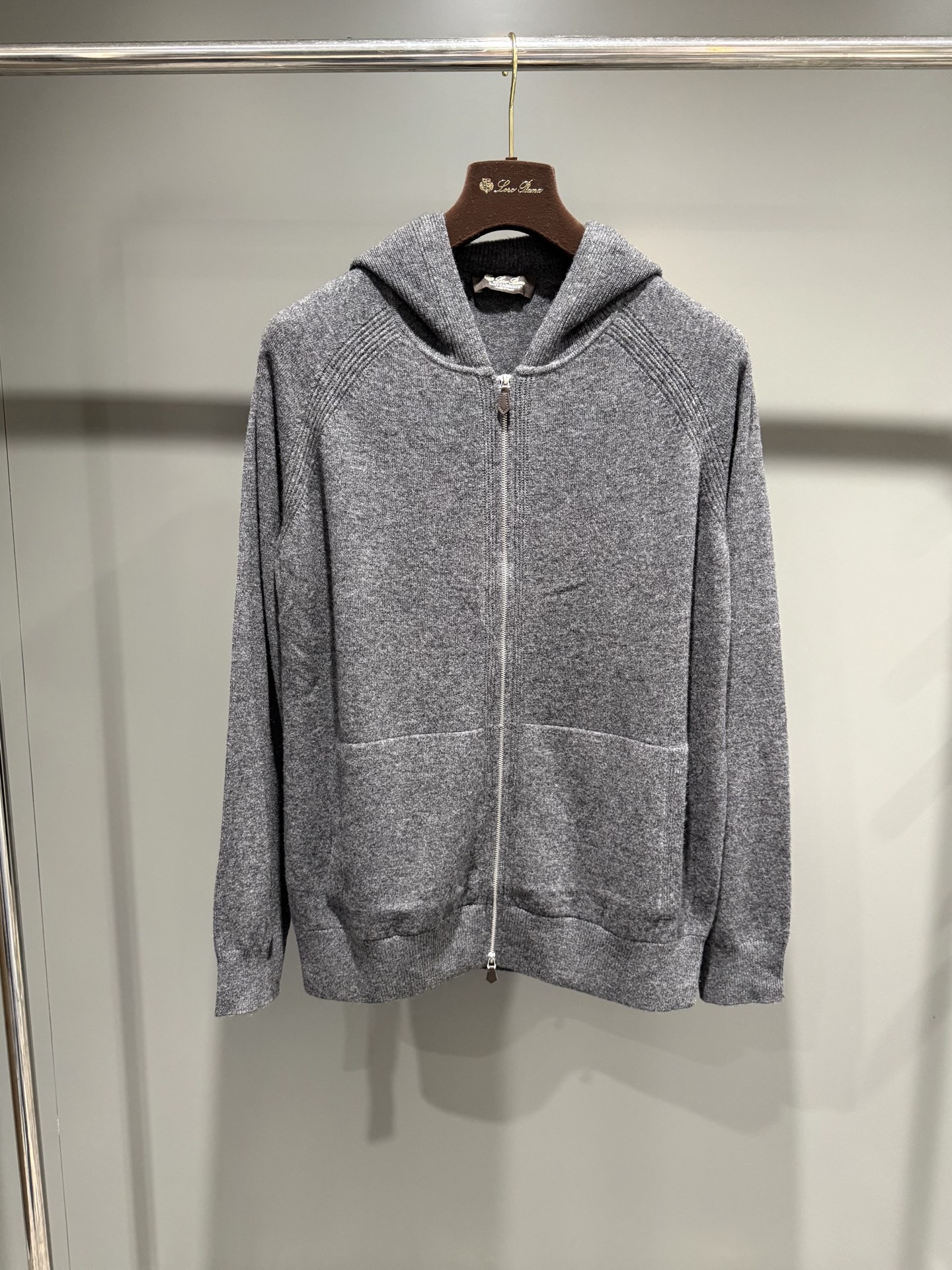 NO:638887,New LP German Southern Wool 14.5 Micron Baby Cashmere Wool Bomber Men's Jacket, Baby Cashmere wool casual short jacket, loose cut, is a lightweight item, can be paired with Merano trousers to create a refined sportswear suitable for leisure time, zipper fastening, raglan sleeves, ribbed hood, zipped edges, cuffs and hem. Fabric: wool, men's, loro piana, jackets & coats, jackets &  coats,hats,alexander wang19860909新品LP德国南毛14.5微米Baby Cashmere羊毛Bomber男士外套,Baby Cashmere羊毛材质的休闲短夹克,宽松剪裁,是一款轻盈单品,可搭配Merano长裤,营造适合闲暇时光穿着的精致运动装扮,拉链系紧,插肩袖,罗纹兜帽、拉炼边缘、袖口与下摆.面料:羊毛,男装,loro piana,jackets & coats,jackets & coats,hats,alexander wang,Women's clothing