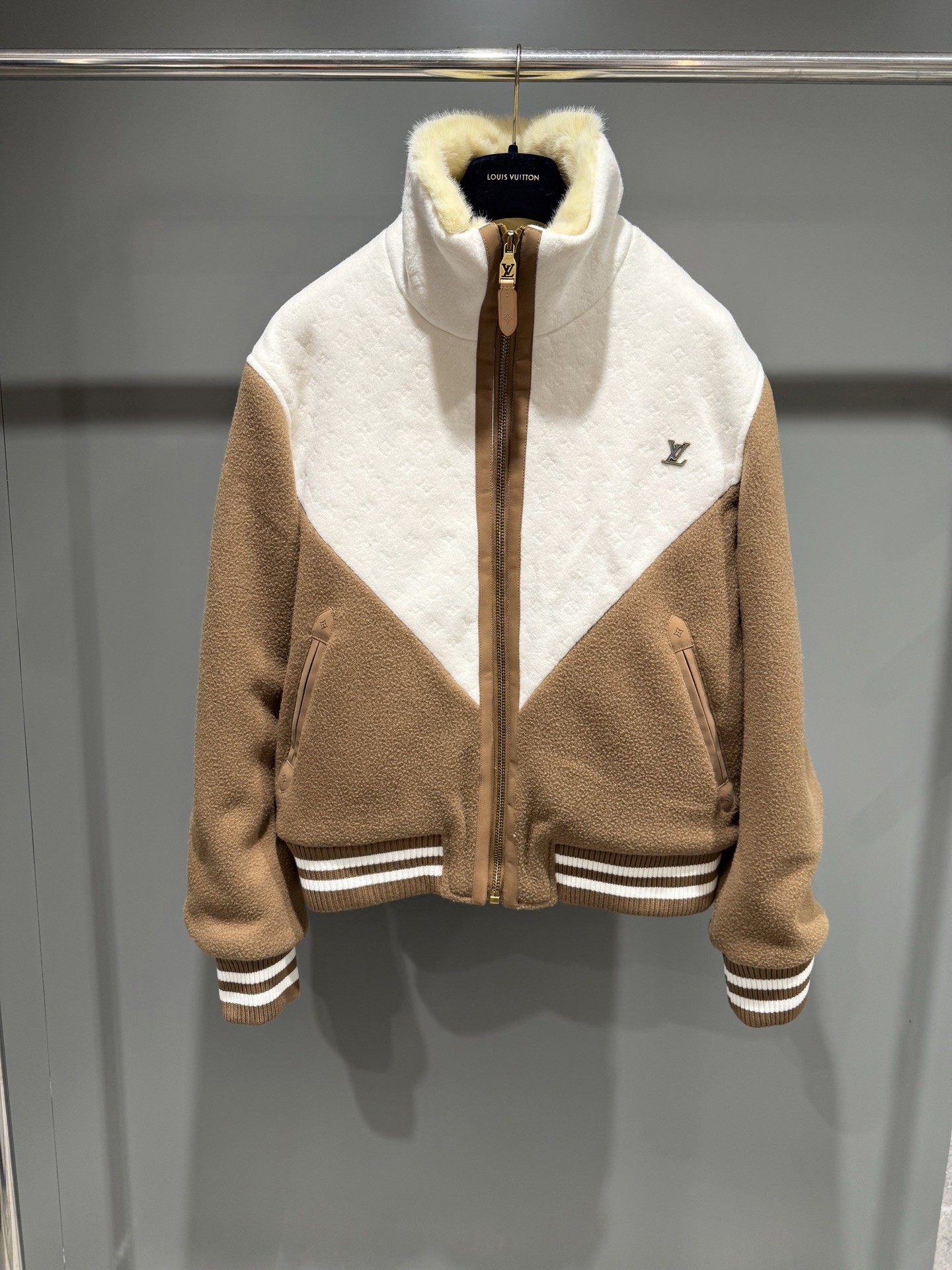 NO:638876,Lujia's 25 new fur collar MONOGRAM tunic jacket. This jacket injects a chic après-ski casual style into your winter look. The front and back of the body are decorated with eye-catching 'V' shaped yoke and are fully decorated with Monogram jacquard pattern. The quilted Monogram pattern on the inside further improves warmth and comfort. The finishing touch is the LV accessories on the chest, as well as the exquisite leather trim on the zipper and pocket., Louis Vuitton - Clothing, louis  vuitton,louis vuitton,louis vuitton,louis vuitton,jackets & coats,alexander wang19860909驴家25新款毛领 MONOGRAM 束腰夹克本款夹克为您的冬日造型注入一丝别致的滑雪后休闲风尚.衣身前后均饰有醒目的“V”形抵肩,并满饰 Monogram 提花图案.内里的绗缝 Monogram 图案则进一步提升了保暖性与舒适度.点睛之处在于胸前的 LV 饰件,以及拉链和口袋处的精致皮革饰边.,路易威登-服装,louis vuitton,louis vuitton,louis vuitton,louis vuitton,jackets & coats,alexander wang,Women's clothing