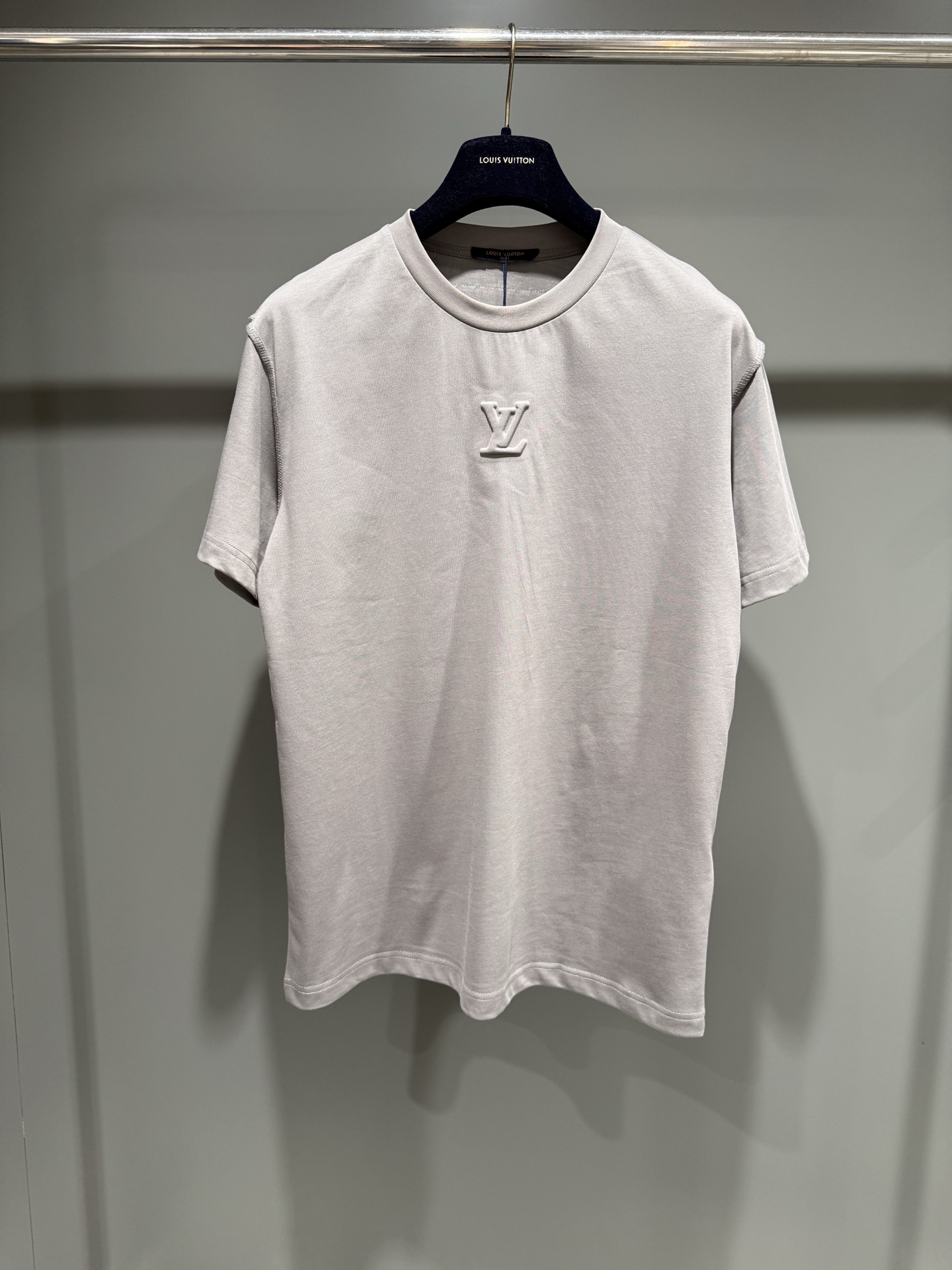 NO:818604,Lujia 25 new men's T-shirt, as a standing item, this classic T-shirt is made of soft densely woven cotton knitted fabric, incorporating multiple low-key brand imprints, everted shoulder seams, and mulberry silk intarsia everted labels on the back. The chest is decorated with silicone-filled tone-on-tone LV embossed embroidery. This season's calm tones are easy to match with other items. Standard fit cotton Back turned structure and label Ribbed collar  Tonal embroidery and embossed logo label under collar,Louis Vuitton-clothing,louis vuitton,louis vuitton,louis vuitton,louis vuitton,tees,t-shirt,19860909驴家25新款男士T恤,作为常备单品,这款经典 T 恤采用柔软的密纺棉质针织面料,融入多处低调品牌印记肩部外翻缝线、后背桑蚕丝嵌花外翻标签.胸前饰有填充硅胶的同色调 LV 压纹刺绣.本季沉稳色调易与其他单品搭配. 标准版型 棉 后背外翻结构与标签 罗纹衣领 领下同色系刺绣与压纹标识标签,路易威登-服装,louis vuitton,louis vuitton,louis vuitton,louis vuitton,tees，t-shirt,,Women's clothing
