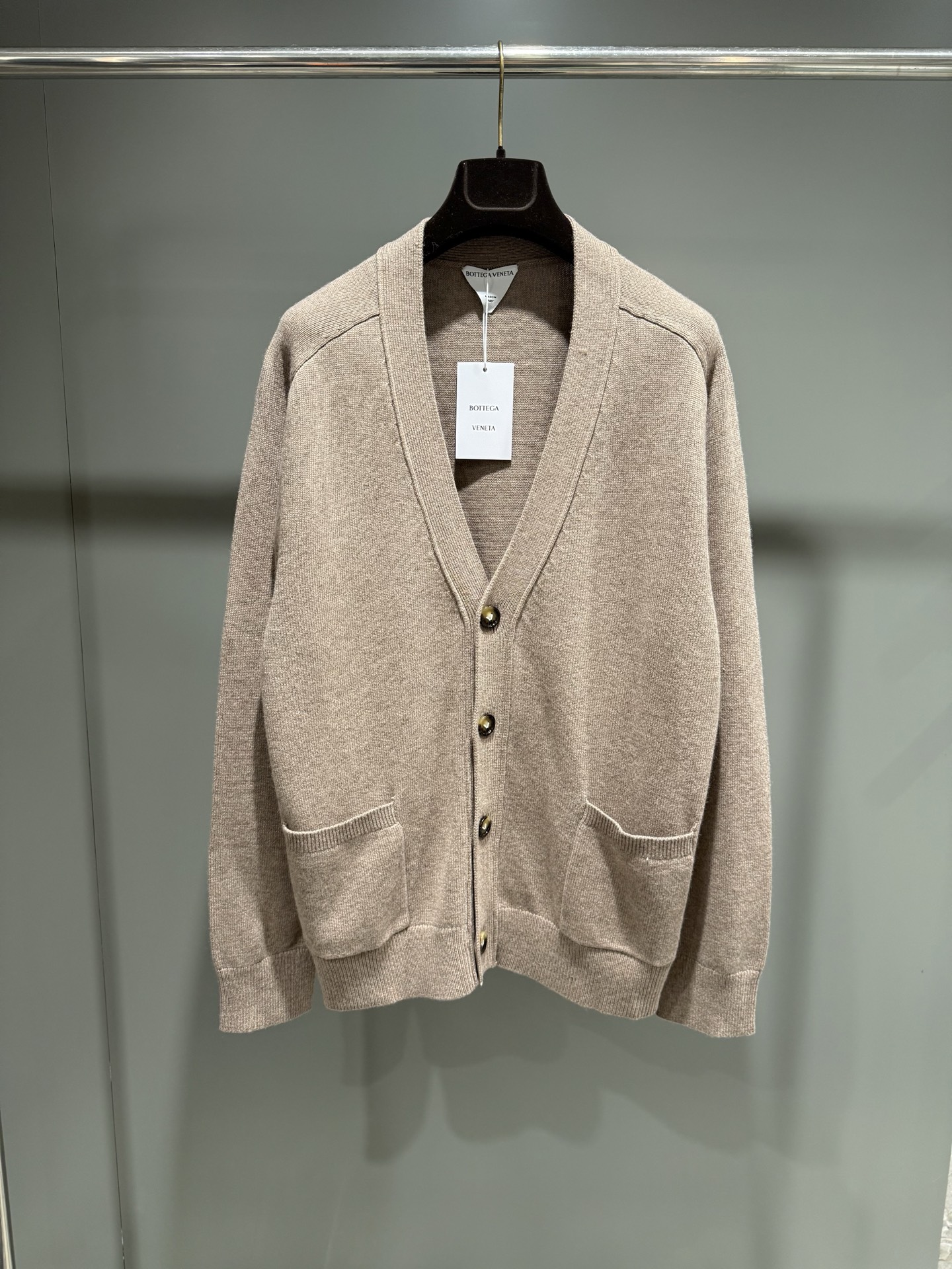 NO:638880,BV25 new cashmere cardigan classic medium thickness cashmere cardigan with Intrecciato woven suede patch button closure, Bottega Veneta-clothing,bottega veneta,bottega veneta,alexander wang19860909BV25新款山羊绒开衫经典中等厚度山羊绒开衫,配有Intrecciato编织绒面革贴饰 纽扣开合,葆蝶家-服装,bottega veneta,bottega veneta,alexander wang,Women's clothing