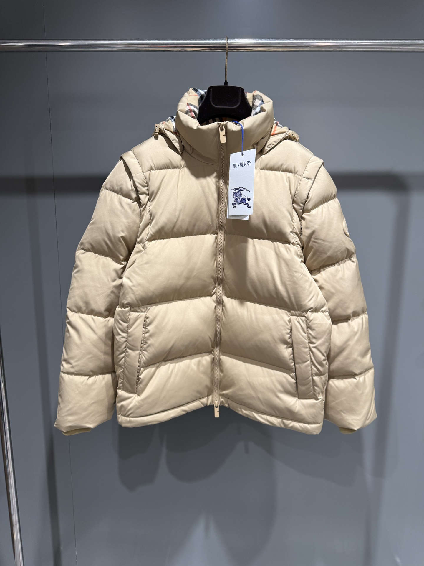 NO:638882,BBR high version of the new autumn and winter down jacket, the casual fit is looser than the regular fit. The down jacket is filled with goose down and warm fiber. Decorated with brand knight seal appliqués, inspired by the 1980s archive pattern. Incorporated into the detachable sleeve design, you can freely switch between jacket and vest styles. Presenting a casual fit, the detachable hood and collar are lined with wool and embellished with Burberry plaid. – Two-way zipper closure – Detachable drawstring hood  – Detachable sleeves – Side zip pockets – Drawstring hem – Windproof cuffs – Hood and collar lined with Burberry check – EKD appliqué on sleeves,Burberry-clothing,burberry,jackets & coats,down jacket,hats,alexander wang19860909BBR高版本秋冬新款羽绒服,休闲版型较常规版型剪裁更为宽松. 羽绒服,充盈填充鹅绒和保暖纤维.装饰品牌骑士印章贴花,灵感源自 1980 年代典藏图案.融入可拆式衣袖设计,可自如切换外套和背心造型.呈现休闲版型,可拆式连帽和衣领搭配羊毛内衬,其上点缀 Burberry 格纹. – 双向拉链开合 – 可拆式抽绳连帽 – 可拆式衣袖 – 侧边拉链口袋 – 抽绳式衣摆 – 防风袖口 – 连帽和衣领搭配 Burberry 格纹内衬 – 衣袖饰有马术骑士徽标（EKD）贴花,博柏利-服装,burberry,jackets & coats,down jacket,hats,alexander wang,Women's clothing