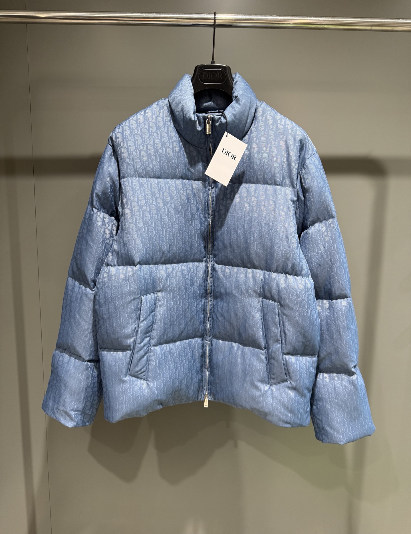 NO:660793,Dior 25 new autumn and winter jacket cotton blend fabric Oblique print This jacket highlights Dior's classic Oblique print. It is carefully made of cotton blend fabric, decorated with Dior rubber patch on the back, and has a unique style with a stand-up collar. The all-over pattern highlights the temperament, and the tonal graphic style details enhance the style of various outfits., Dior - clothing, dior, dior, jackets & coats,  19860909迪奥25秋冬新款夹克棉质混纺面料 Oblique 印花这款夹克突显 Dior 经典的 Oblique 印花.采用棉质混纺面料精心制作,背部饰以 Dior 橡胶补丁,搭配立领 别具一格.通体图案彰显气质,同色调图形风格细节为各式装扮提升格调.,迪奥-服装,dior,dior,jackets & coats, ,Women's clothing