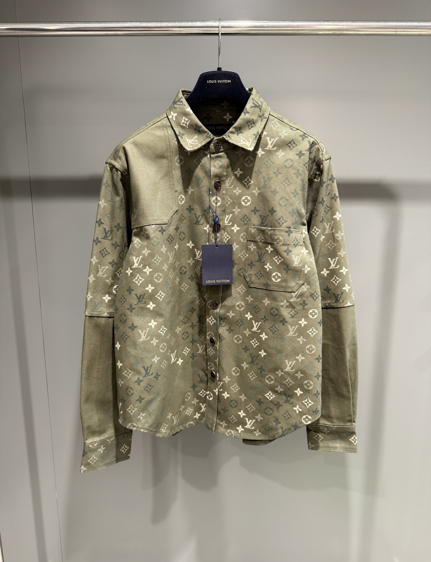NO:786825,Lujia’s new 25 autumn and winter MONOGRAM work jacket-style shirt. This work jacket-style shirt is made of cotton canvas with Monogram Surplus printing on it. The plain inlays on the sleeves and right shoulder collide with each other to create a unique splicing effect. The Marque L.Vuitton Déposée leather patch on the back highlights the brand identity. It can be stacked with other items in the same series. Figure 1 The lighting color difference!  ,Louis Vuitton-clothing,louis vuitton,louis vuitton,louis vuitton,jackets & coats,shirts,19860909驴家25秋冬新款MONOGRAM 工装夹克式衬衫本款工装夹克式衬衫选用棉质帆布,Monogram Surplus 印花铺陈其上.衣袖与右肩的素色嵌饰碰撞出别致的拼接效果.背部的 Marque L.Vuitton Déposée 皮革贴饰彰显品牌身份.可与同系列其他单品叠搭. 图1灯光色差！,路易威登-服装,louis vuitton,louis vuitton,louis vuitton,jackets & coats,shirts,,Women's clothing