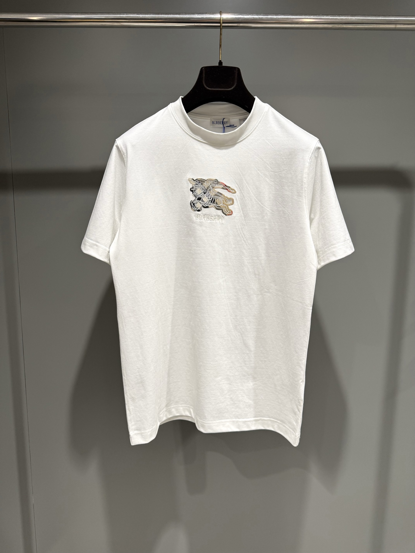 NO:818511,BBR Burberry's 25 new equestrian knight logo plaid cotton T-shirt is made of lightweight plain cotton fabric and has a slim fit. It is embellished with the brand logo and the equestrian knight logo (EKD) embroidery, using the Burberry plaid pattern as the background and interpreting it in the iconic sand beige color., Burberry - Clothing, burberry, burberry, tees, t-shirt,19860909BBR巴宝莉25新款马术骑士徽标格纹棉质T恤衫选用轻盈平织棉面料打造,呈现修身版型.点缀品牌徽标和马术骑士徽标（EKD）刺绣,采用 Burberry 格纹图案作为背景,以标志性沙米色演绎.,博柏利-服装,burberry,burberry,tees，t-shirt,,Women's clothing