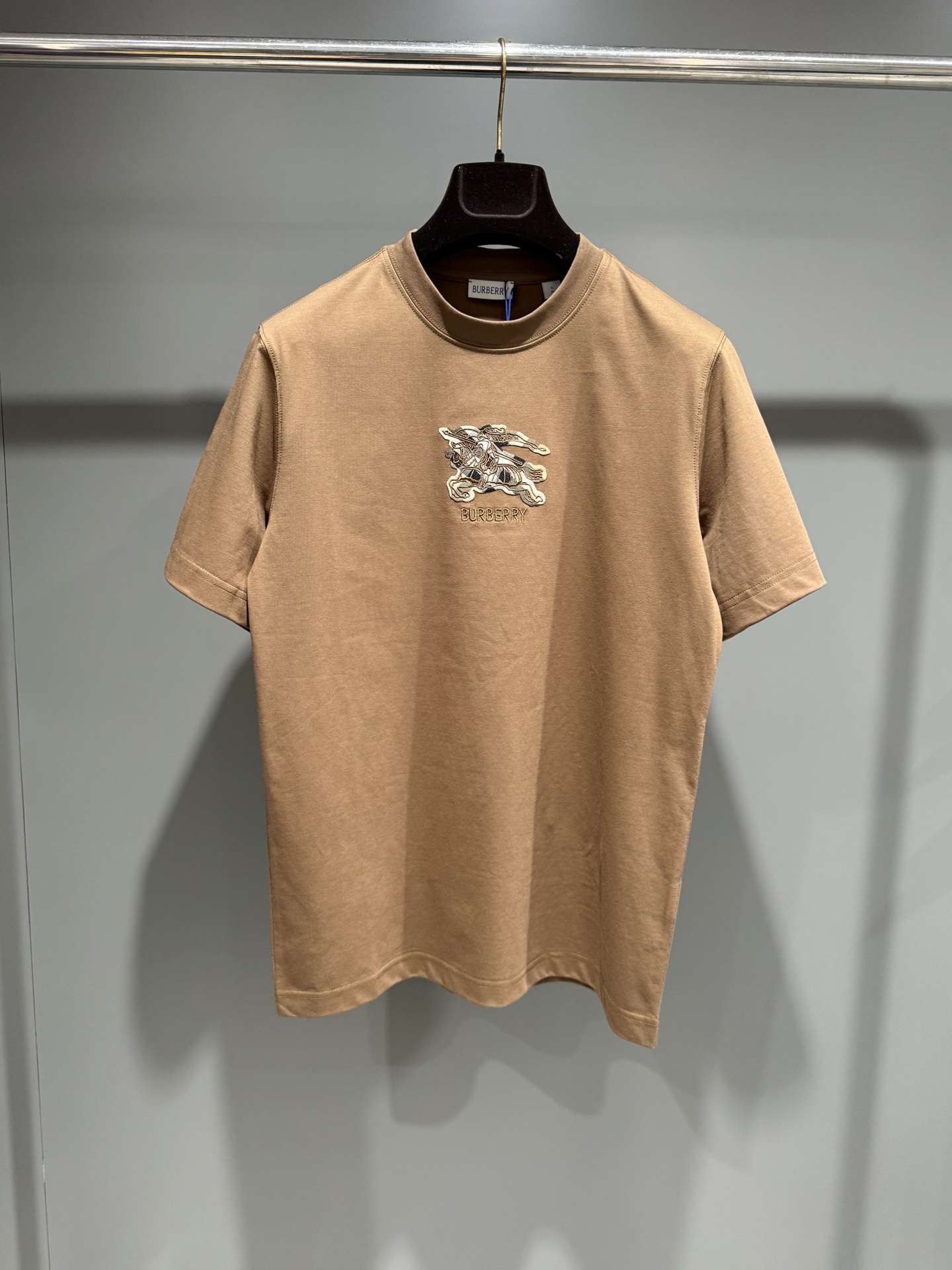 NO:818521,BBR Burberry's 25 new equestrian knight logo plaid cotton T-shirt is made of lightweight plain cotton fabric and has a slim fit. It is embellished with the brand logo and the equestrian knight logo (EKD) embroidery, using the Burberry plaid pattern as the background and interpreting it in the iconic sand beige color., Burberry - Clothing, burberry, burberry, tees, t-shirt,19860909BBR巴宝莉25新款马术骑士徽标格纹棉质T恤衫选用轻盈平织棉面料打造,呈现修身版型.点缀品牌徽标和马术骑士徽标（EKD）刺绣,采用 Burberry 格纹图案作为背景,以标志性沙米色演绎.,博柏利-服装,burberry,burberry,tees，t-shirt,,Women's clothing