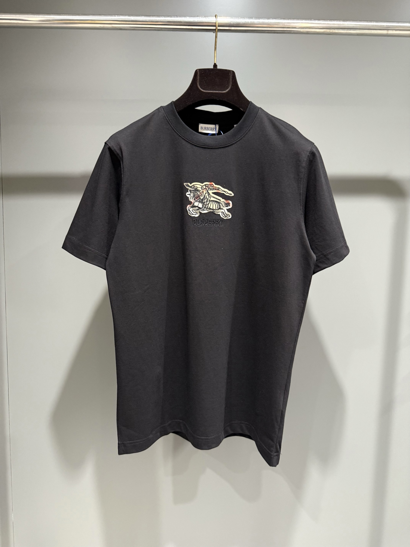 NO:818499,BBR Burberry's 25 new equestrian knight logo plaid cotton T-shirt is made of lightweight plain cotton fabric and has a slim fit. It is embellished with the brand logo and the equestrian knight logo (EKD) embroidery, using the Burberry plaid pattern as the background and interpreting it in the iconic sand beige color., Burberry - Clothing, burberry, burberry, tees, t-shirt,19860909BBR巴宝莉25新款马术骑士徽标格纹棉质T恤衫选用轻盈平织棉面料打造,呈现修身版型.点缀品牌徽标和马术骑士徽标（EKD）刺绣,采用 Burberry 格纹图案作为背景,以标志性沙米色演绎.,博柏利-服装,burberry,burberry,tees，t-shirt,,Women's clothing