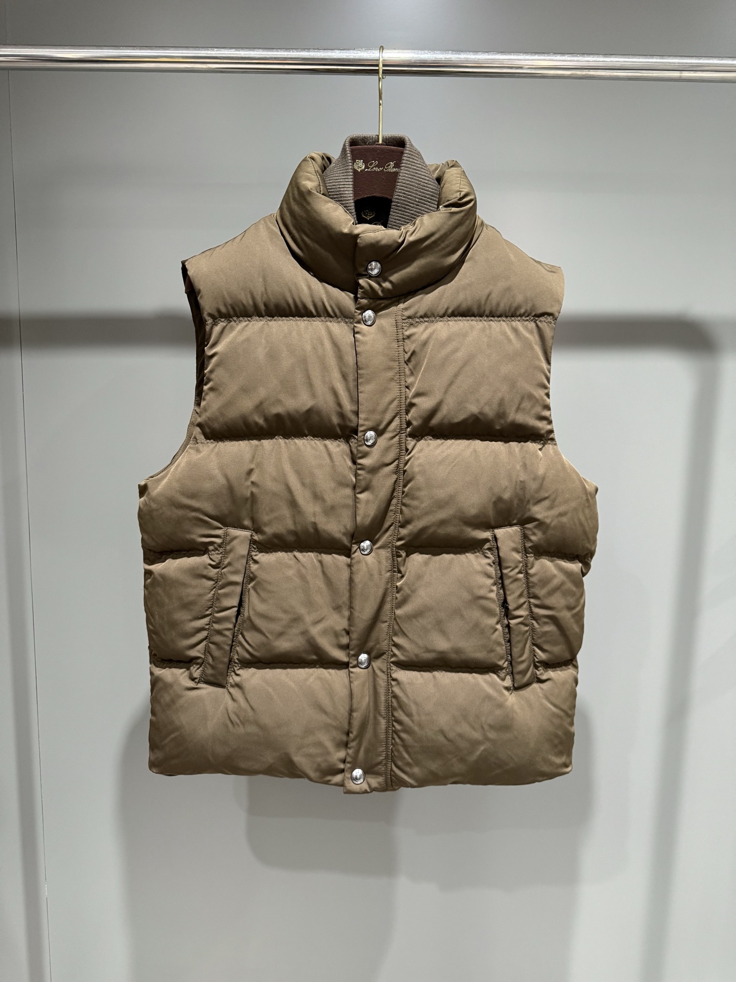 NO:660800,New LP Men's Soft Silk Quilted Fake Two-Piece Down Cotton Vest, New for 2025, Zipper with Flap, Stand Tie with Visible Snap Stud, Internal Bib with Visible Snap Stud, Stand Collar with Front Zip, Pockets with Slightly Sloped Windproof Flap, Drawstring Lined Bottom with Internal Sides, Flat Windproof Interior Single Line SIZE: S M L XL Outer Polyester  Inner layer 50 cotton 50 modal, down cotton filling, front insert wool, edge 45 rayon, 27 nylon, 28 polyester fiber, men's clothing, loro piana, down jacket, real silk, ties,  19860909新品LP男装柔软真丝绗缝假两件羽绒棉马甲,2025新款,带翻盖的拉链,带可见的按扣立领带,可见的按扣固定的内部围兜,带可见的拉链和针织,立领前拉链,口袋带略微倾斜的防风翻盖,衬里底部抽绳,带内部侧,孔平防风内部单线 SIZE:S M L XL 外层聚酯纤维 里层50棉50莫代尔 填充羽绒棉 前插片羊毛 边缘45人棉 27尼龙 28聚酯纤维,男装,loro piana,down jacket,real silk,ties, ,Women's clothing