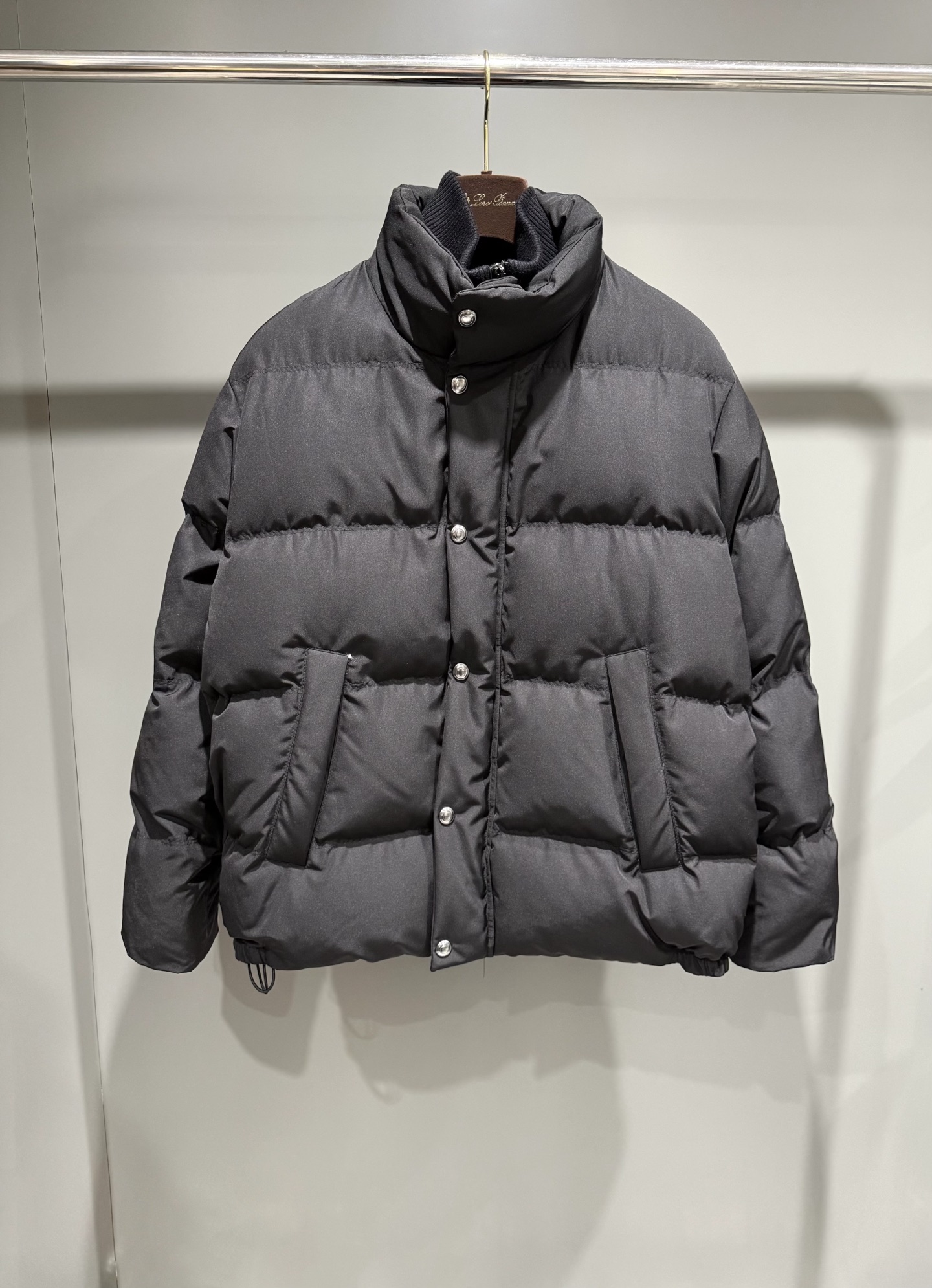 NO:660794,New LP Men's Soft Silk Quilted Down Cotton Long Sleeve Stand Collar Jacket Jacket 2025 New Style, Zipper with Flap, Stand Tie with Visible Snap Snap, Visible Snap Fastened Internal Bib with Visible Zipper and Knit, Stand Collar Front Zip, Pockets with Slightly Slanted Windproof Flaps, Cuffs with Internal Knit, Lined Bottom Drawstring, Belted Internal Sides, Flat Windproof Interior Single Line, Outer Polyester  Inner layer 50 cotton 50 modal Filled down cotton Front insert wool Edge 45 rayon 27 nylon 28 polyester fiber, men's clothing, loro piana, jackets & coats, jackets & coats, down jacket, real silk, ties,  19860909新品LP男装柔软真丝绗缝羽绒棉长袖立领夹克外套2025新款,带翻盖的拉链,带可见的按扣立领带,可见的按扣固定的内部围兜,带可见的拉链和针织,立领前拉链,口袋带略微倾斜的防风翻盖,袖口带内部针织,衬里底部抽绳,带内部侧,孔平防风内部单线 外层聚酯纤维 里层50棉50莫代尔 填充羽绒棉 前插片羊毛 边缘45人棉 27尼龙 28聚酯纤维,男装,loro piana,jackets & coats,jackets & coats,down jacket,real silk,ties, ,Women's clothing