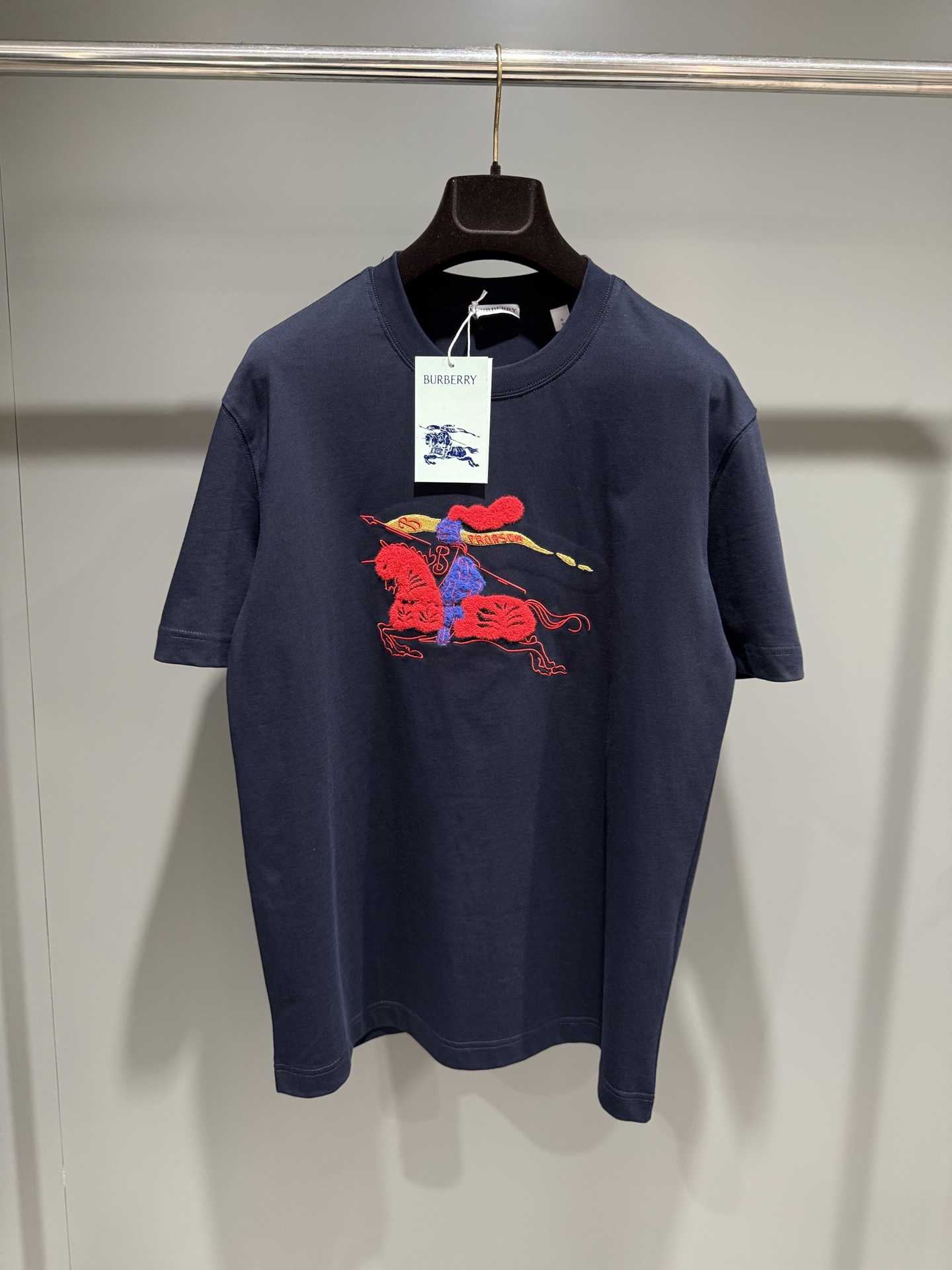 NO:818544,BBR26ss Rhinoceros You Equestrian Knight Logo Cotton T-shirt is made of lightweight plain cotton fabric and presents a regular fit. The Equestrian Knight Logo (EKD) pattern is interpreted by metallic yarn, giving it a rich tactile feel. This boutique piece is from the brand's New Year Capsule Collection, celebrating the New Year of the Horse., Burberry - Apparel,19860909BBR26ss犀牛你马术骑士徽标棉质 T 恤衫选用轻盈平织棉面料打造,呈现常规版型.马术骑士徽标（EKD）图案由金属感纱线演绎,为其赋予丰富触感.此件精品出自品牌新禧贺岁胶囊系列,礼赞马年新春.,博柏利-服装,,Women's clothing