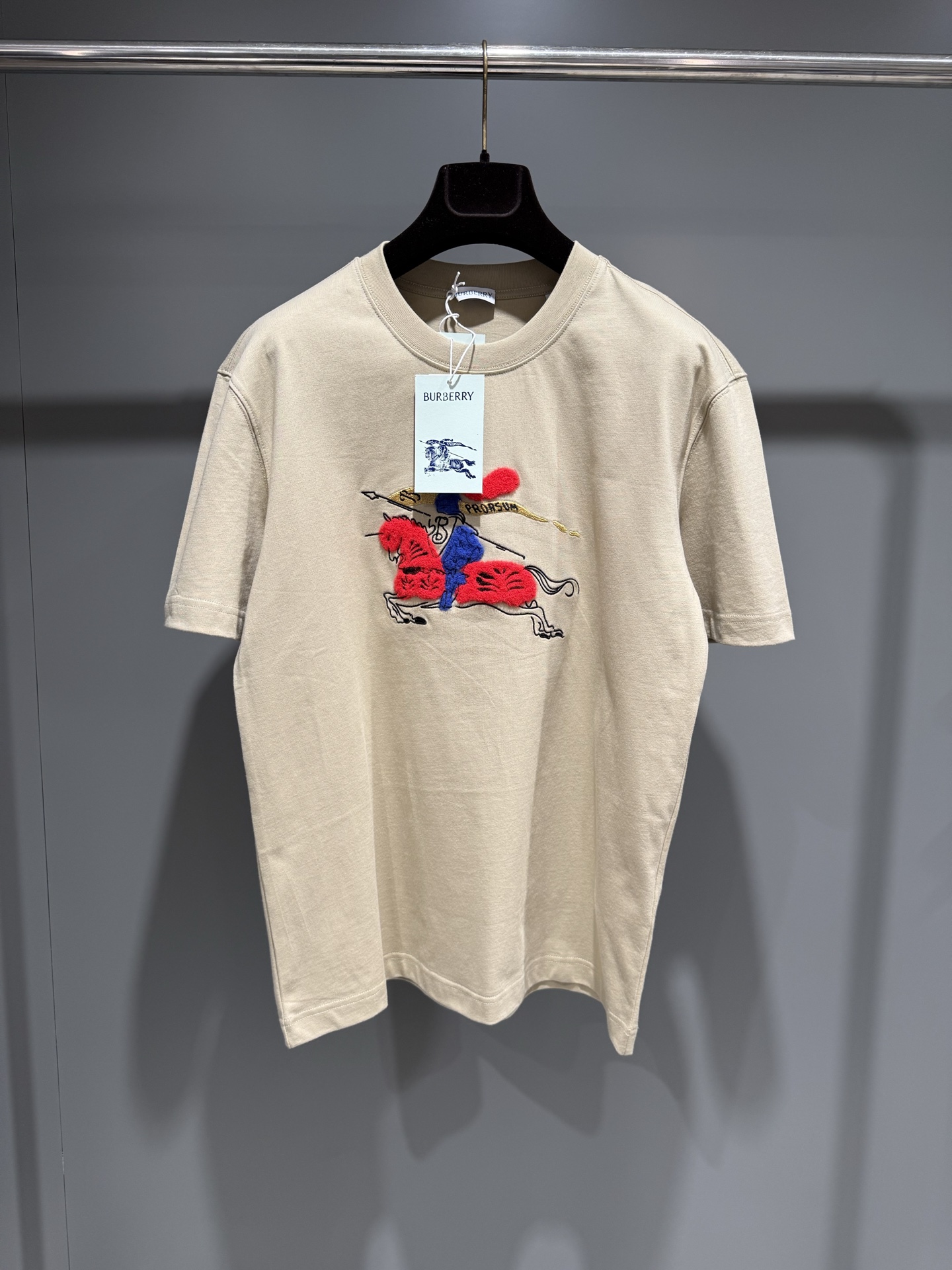 NO:818533,BBR26ss Rhinoceros You Equestrian Knight Logo Cotton T-shirt is made of lightweight plain cotton fabric and presents a regular fit. The Equestrian Knight Logo (EKD) pattern is interpreted by metallic yarn, giving it a rich tactile feel. This boutique piece is from the brand's New Year Capsule Collection, celebrating the New Year of the Horse., Burberry - Apparel,19860909BBR26ss犀牛你马术骑士徽标棉质 T 恤衫选用轻盈平织棉面料打造,呈现常规版型.马术骑士徽标（EKD）图案由金属感纱线演绎,为其赋予丰富触感.此件精品出自品牌新禧贺岁胶囊系列,礼赞马年新春.,博柏利-服装,,Women's clothing