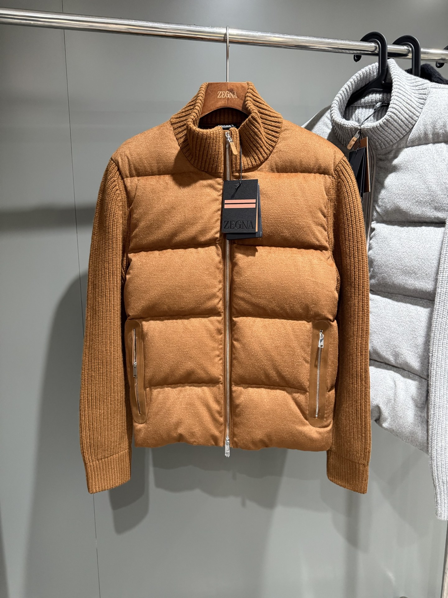 NO:689536,The most popular model of ZG Zegna 25 autumn and winter, the only correct version on the entire network!  New ZG gray OasiCashmere Oasis wool full-zip short jacket. This full-zip short jacket is crafted from Ermenegildo Zegna fine wool. The quilted structure is filled with goose down to double the warmth. The jacket is made of fine knitted fabric with a pearl-like delicate pattern. The laminated finish brings more intimate protection. It is equipped with a ribbed stand-up collar and embellished leather details. Do not wash. Do not bleach. Do not turn to dry. Lay flat to dry. Maximum iron soleplate temperature 110C. Regular dry cleaning.  Fit and product details Bead stitch 12 gauge ribbed stand collar Ribbed trim full zip placket Leather details Laminated quilting on the front, filled with goose down Fitted fit Fabric composition 1. Camel down 20 silk 20 wool 60 2. Sleeves German poplar merino wool 3. Front center zipper and back highway logo pocket calfskin 4. Interior filling 90 new national standard white goose down  5. The most difficult thing is the ultimate degree of fit and restoration. SIZE: 46 48 50 52, men's clothing, zegna, jackets & coats, cowhide,19860909ZG杰尼亚25秋冬最火爆款,全网唯一正确版本！新品ZG灰色OasiCashmere绿洲羊毛全拉链短夹克,这款全拉链短夹克以杰尼亚精细羊毛精制而成,绗缝结构填充鹅绒,倍增温暖感受,夹克采用精细针织面料,呈现珍珠般精致图案,层压饰面带来更多贴心防护,配以罗纹立领,缀饰皮革细节,不可水洗.不可漂白.不可翻转干燥.平摊晾干.熨斗底板最高温度110C.常规干洗. 版型和产品细节 珠式线迹 12 gauge 罗纹立领 罗纹饰边全拉链开襟 皮革细节 正面采用层压绗缝设计,填充鹅绒 合身版型 面料成分 1.驼绒 20蚕丝20羊毛60 2.袖子德国杨子美利奴羊毛 3.前中拉链背后公路标识口袋位小牛皮 4.内里填充物90新国标白鹅绒 5.最难的是极致的适配度与还原度. SIZE:46 48 50 52,男装,zegna,jackets & coats,cowhide,,Women's clothing