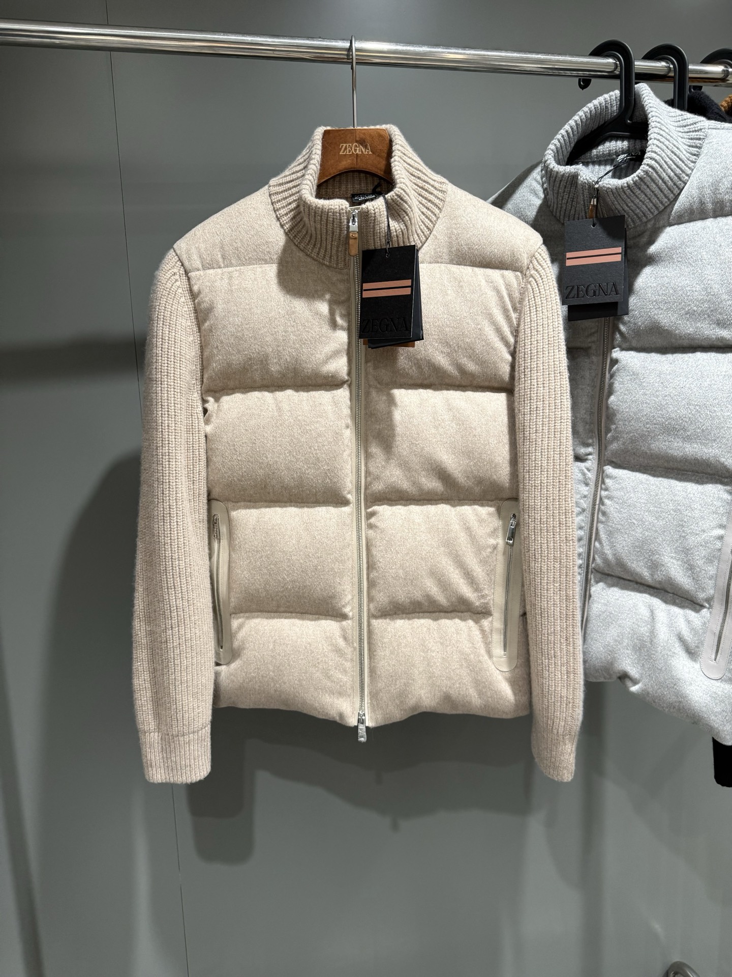 NO:689534,.ZG Zegna’s most popular model for autumn and winter 25, the only correct version on the entire network!  New ZG gray OasiCashmere Oasis wool full-zip short jacket. This full-zip short jacket is crafted from Ermenegildo Zegna fine wool. The quilted structure is filled with goose down to double the warmth. The jacket is made of fine knitted fabric with a pearl-like delicate pattern. The laminated finish brings more intimate protection. It is equipped with a ribbed stand-up collar and embellished leather details. Do not wash. Do not bleach. Do not turn to dry. Lay flat to dry. Maximum iron soleplate temperature 110C. Regular dry cleaning.  Fit and product details Bead stitch 12 gauge ribbed stand collar Ribbed trim full zip placket Leather details Laminated quilting on the front, filled with goose down Fitted fit Fabric composition 1. Camel down 20 silk 20 wool 60 2. Sleeves German poplar merino wool 3. Front center zipper and back highway logo pocket calfskin 4. Interior filling 90 new national standard white goose down  5. The most difficult thing is the ultimate degree of fit and restoration. SIZE: 46 48 50 52, men's clothing, zegna, jackets & coats, cowhide,19860909.ZG杰尼亚25秋冬最火爆款,全网唯一正确版本！新品ZG灰色OasiCashmere绿洲羊毛全拉链短夹克,这款全拉链短夹克以杰尼亚精细羊毛精制而成,绗缝结构填充鹅绒,倍增温暖感受,夹克采用精细针织面料,呈现珍珠般精致图案,层压饰面带来更多贴心防护,配以罗纹立领,缀饰皮革细节,不可水洗.不可漂白.不可翻转干燥.平摊晾干.熨斗底板最高温度110C.常规干洗. 版型和产品细节 珠式线迹 12 gauge 罗纹立领 罗纹饰边全拉链开襟 皮革细节 正面采用层压绗缝设计,填充鹅绒 合身版型 面料成分 1.驼绒 20蚕丝20羊毛60 2.袖子德国杨子美利奴羊毛 3.前中拉链背后公路标识口袋位小牛皮 4.内里填充物90新国标白鹅绒 5.最难的是极致的适配度与还原度. SIZE:46 48 50 52,男装,zegna,jackets & coats,cowhide,,Women's clothing