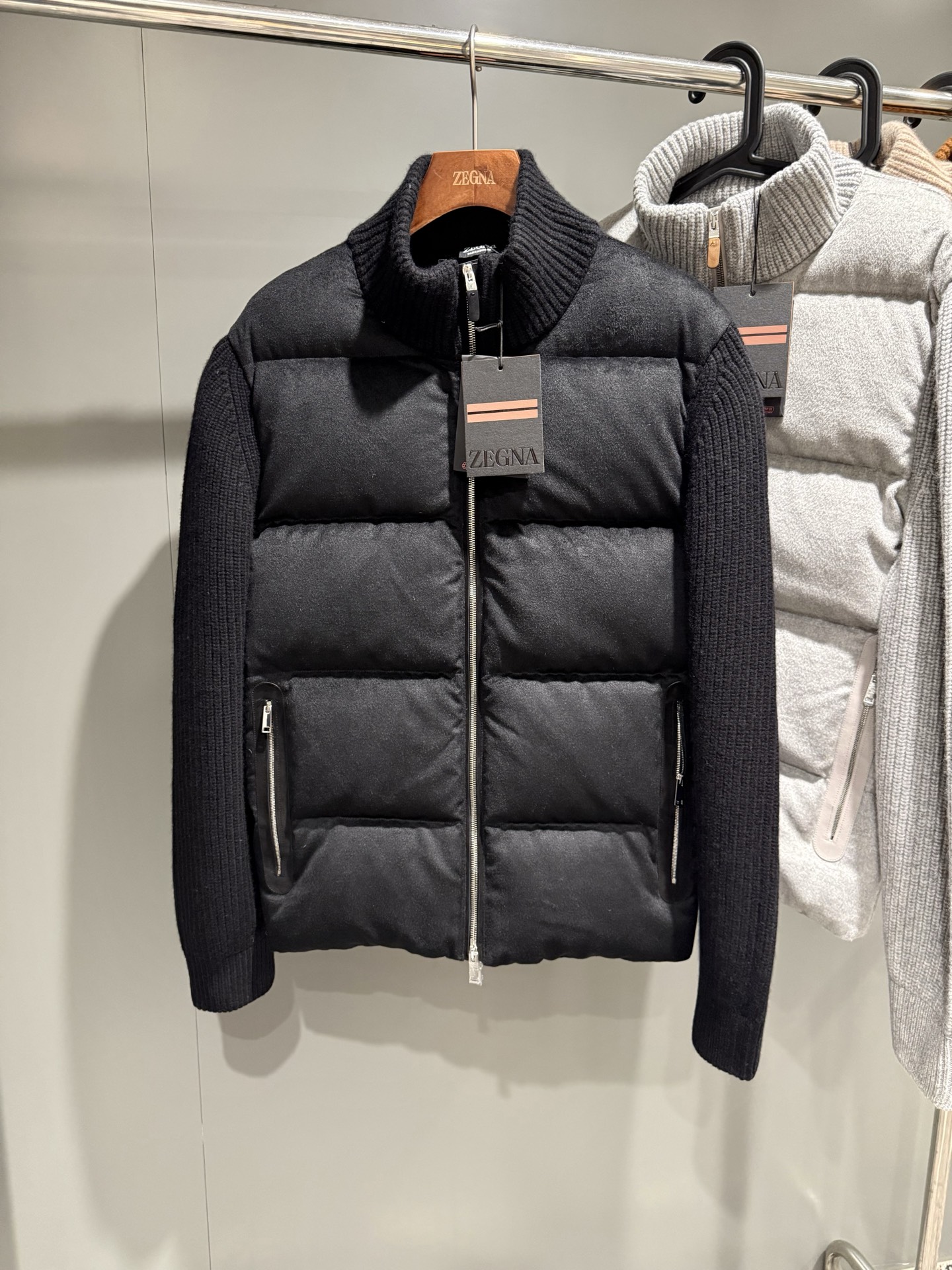 NO:689532,The most popular model of ZG Zegna 25 autumn and winter, the only correct version on the entire network!  New ZG gray OasiCashmere Oasis wool full-zip short jacket. This full-zip short jacket is crafted from Ermenegildo Zegna fine wool. The quilted structure is filled with goose down to double the warmth. The jacket is made of fine knitted fabric with a pearl-like delicate pattern. The laminated finish brings more intimate protection. It is equipped with a ribbed stand-up collar and embellished leather details. Do not wash. Do not bleach. Do not turn to dry. Lay flat to dry. Maximum iron soleplate temperature 110C. Regular dry cleaning.  Fit and product details Bead stitch 12 gauge ribbed stand collar Ribbed trim full zip placket Leather details Laminated quilting on the front, filled with goose down Fitted fit Fabric composition 1. Camel down 20 silk 20 wool 60 2. Sleeves German poplar merino wool 3. Front center zipper and back highway logo pocket calfskin 4. Interior filling 90 new national standard white goose down  5. The most difficult thing is the ultimate degree of fit and restoration. SIZE: 46 48 50 52, men's clothing, zegna, jackets & coats, cowhide,19860909ZG杰尼亚25秋冬最火爆款,全网唯一正确版本！新品ZG灰色OasiCashmere绿洲羊毛全拉链短夹克,这款全拉链短夹克以杰尼亚精细羊毛精制而成,绗缝结构填充鹅绒,倍增温暖感受,夹克采用精细针织面料,呈现珍珠般精致图案,层压饰面带来更多贴心防护,配以罗纹立领,缀饰皮革细节,不可水洗.不可漂白.不可翻转干燥.平摊晾干.熨斗底板最高温度110C.常规干洗. 版型和产品细节 珠式线迹 12 gauge 罗纹立领 罗纹饰边全拉链开襟 皮革细节 正面采用层压绗缝设计,填充鹅绒 合身版型 面料成分 1.驼绒 20蚕丝20羊毛60 2.袖子德国杨子美利奴羊毛 3.前中拉链背后公路标识口袋位小牛皮 4.内里填充物90新国标白鹅绒 5.最难的是极致的适配度与还原度. SIZE:46 48 50 52,男装,zegna,jackets & coats,cowhide,,Women's clothing