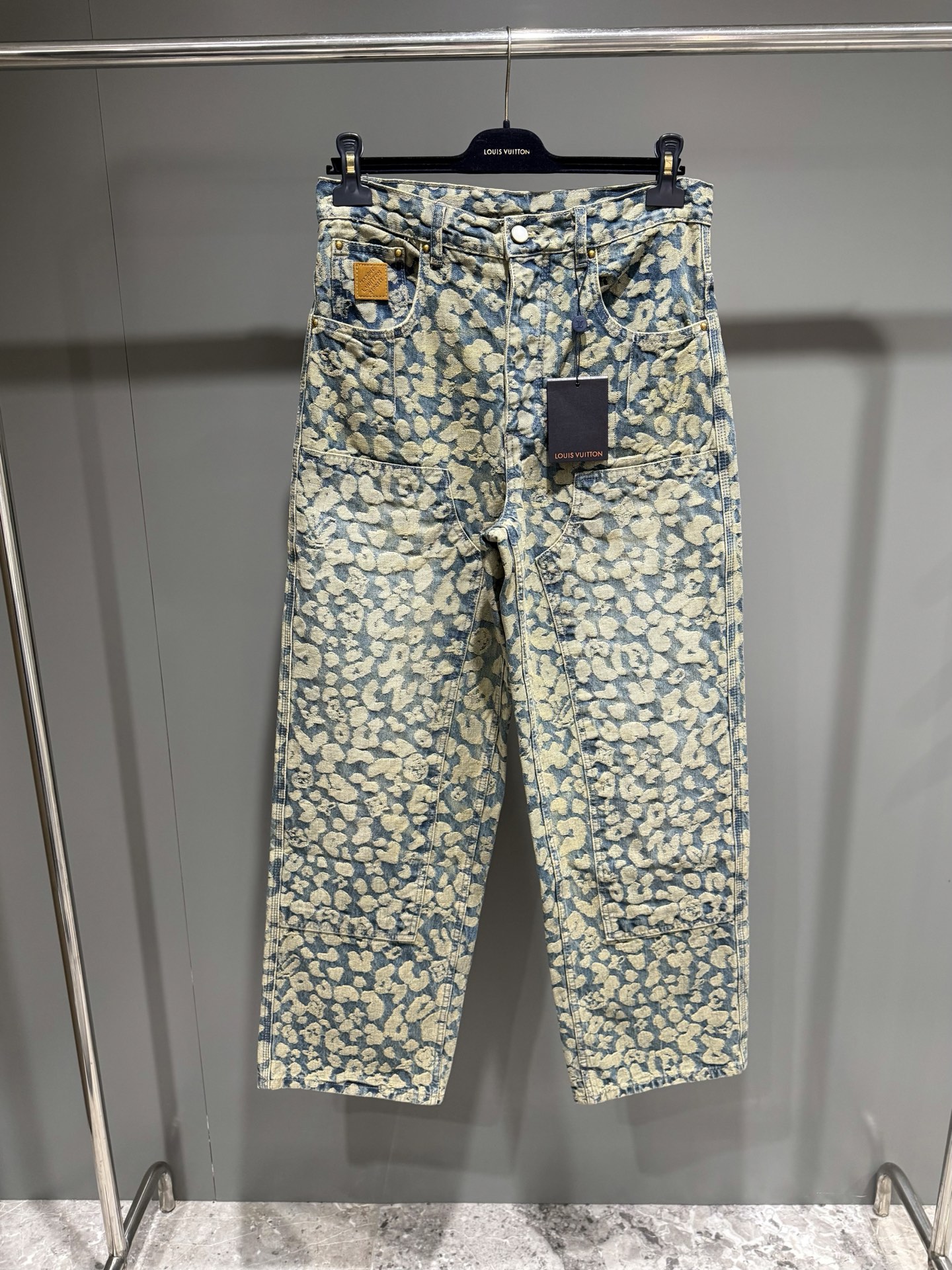 NO:689530,Lujia high-version washed work jeans are from the 2025 autumn and winter collection created by Pharrell Williams and Nigo, interpreting modern leopard print with street style. The classic camouflage jacquard designed by Nigo is integrated with the Monogram logo, and the loose silhouette and patchwork structure can inject a modern atmosphere into casual looks. Casual fit cotton Logo jacquard patchwork construction Pearl button front Classic five-pocket jean cut with rivets  nubuck leather label,louis vuitton-clothing,louis vuitton,louis vuitton,louis vuitton,jeans,19860909驴家高版本水洗工装牛仔裤出自 Pharrell Williams 与 Nigo 合作打造的 2025 秋冬系列,以街头风范演绎摩登豹纹.Nigo 设计的经典迷彩提花融入 Monogram 标识,宽松廓形与拼接结构可为休闲造型注入摩登气息. 休闲版型 棉 标识提花 拼接结构 珠光纽扣前襟 经典五袋牛仔裤剪裁,配有铆钉 正绒面革标签,路易威登-服装,louis vuitton,louis vuitton,louis vuitton,jeans,,Women's clothing