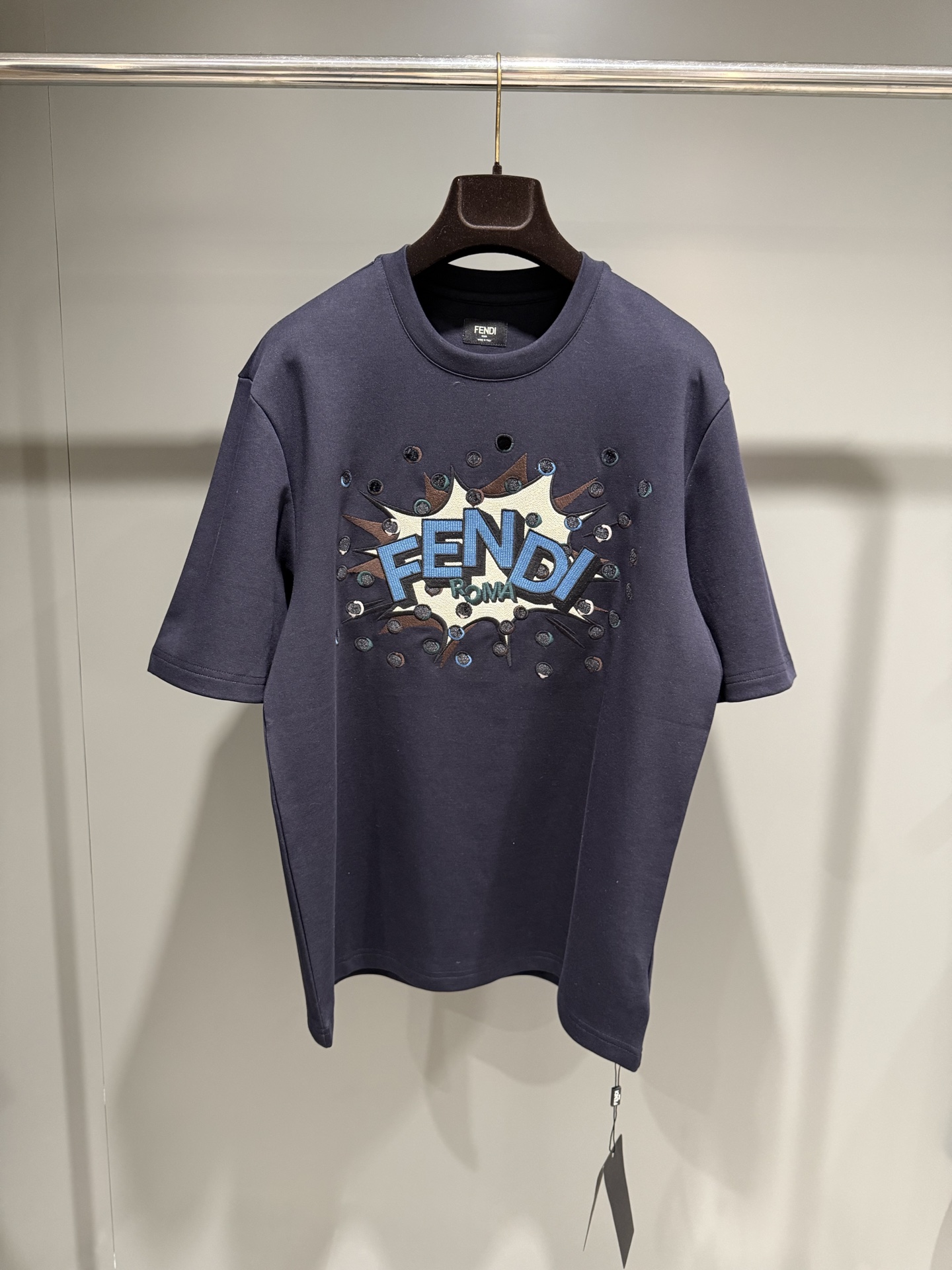 NO:818539,FD25ss new dark blue cotton T-shirt is embroidered with a custom contrasting FENDI Boompop pattern on the front. The detailed design is inspired by the Falena Dots pattern of the series. High version, Fendi-clothing, fendi, fendi, tees, t-shirt,19860909FD25ss新款深蓝色棉质T恤正面绣有定制的撞色FENDI Boompop图案,细节设计灵感源自该系列的Falena Dots图案.高版本,芬迪-服装,fendi,fendi,tees，t-shirt,,Women's clothing